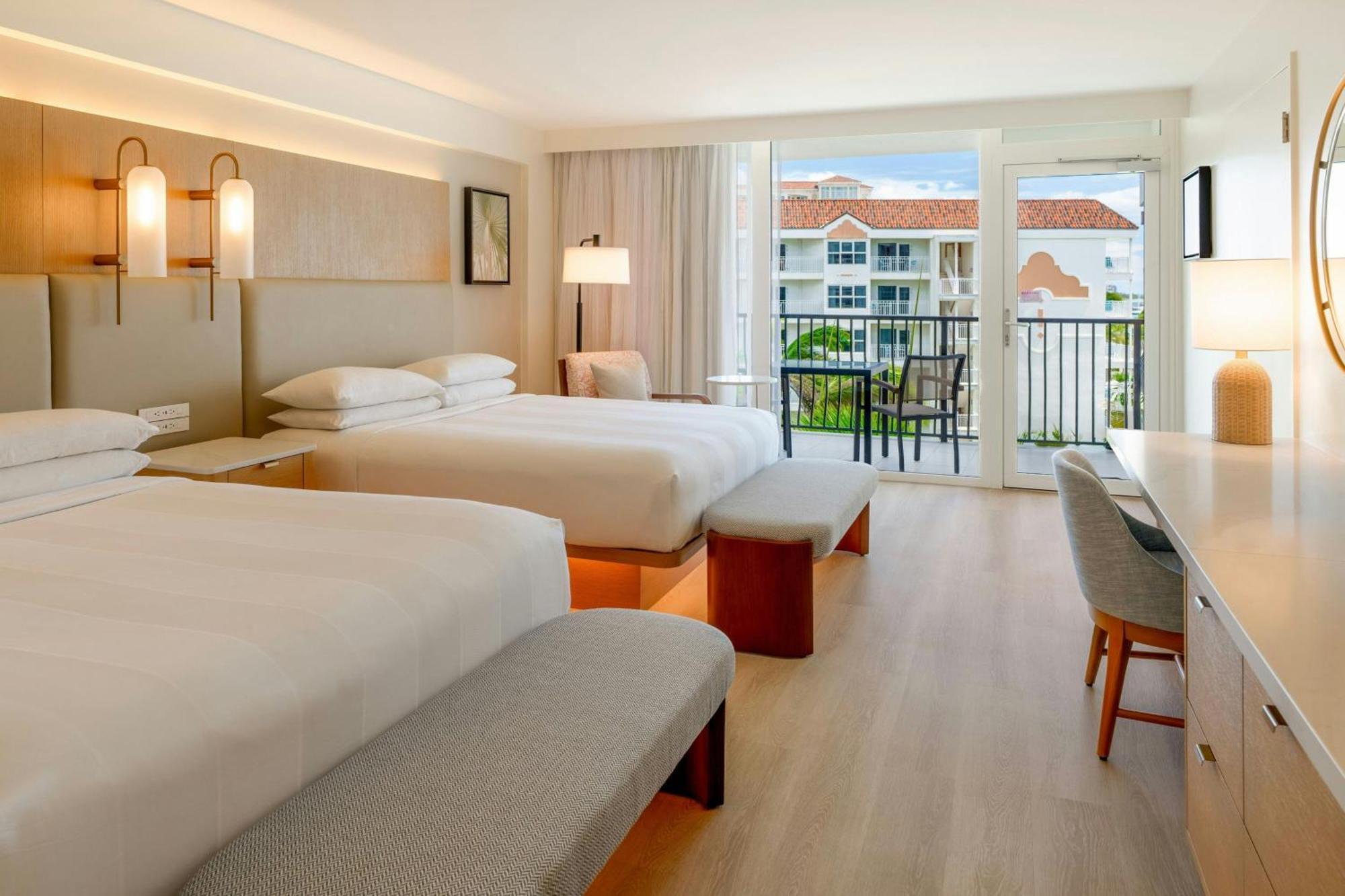 Habitación con vistas parciales y 2 camas grandes