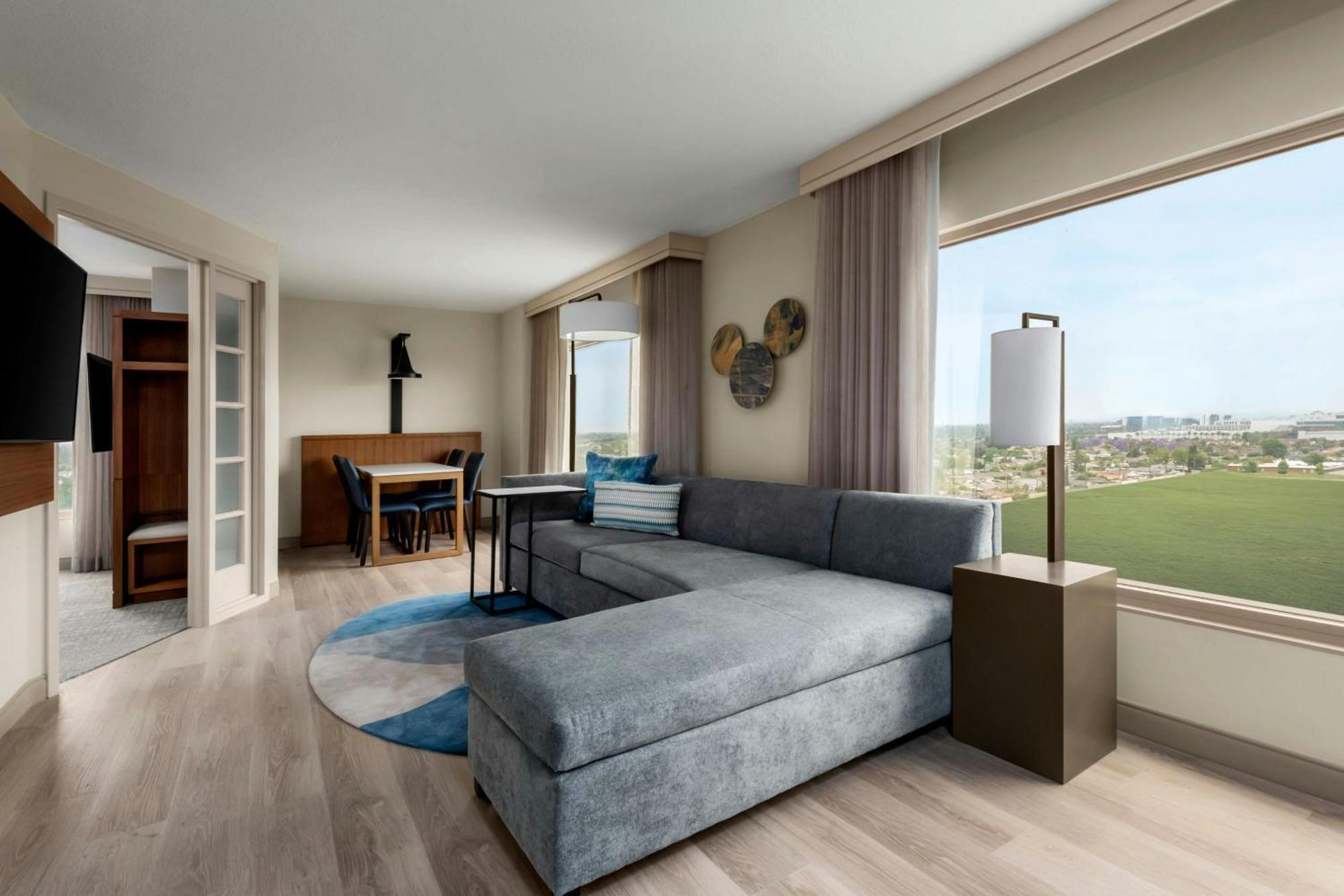 1 Bedroom Executive Suite 1 King Sofa bed Non-Smoking,1698913593:JPEG