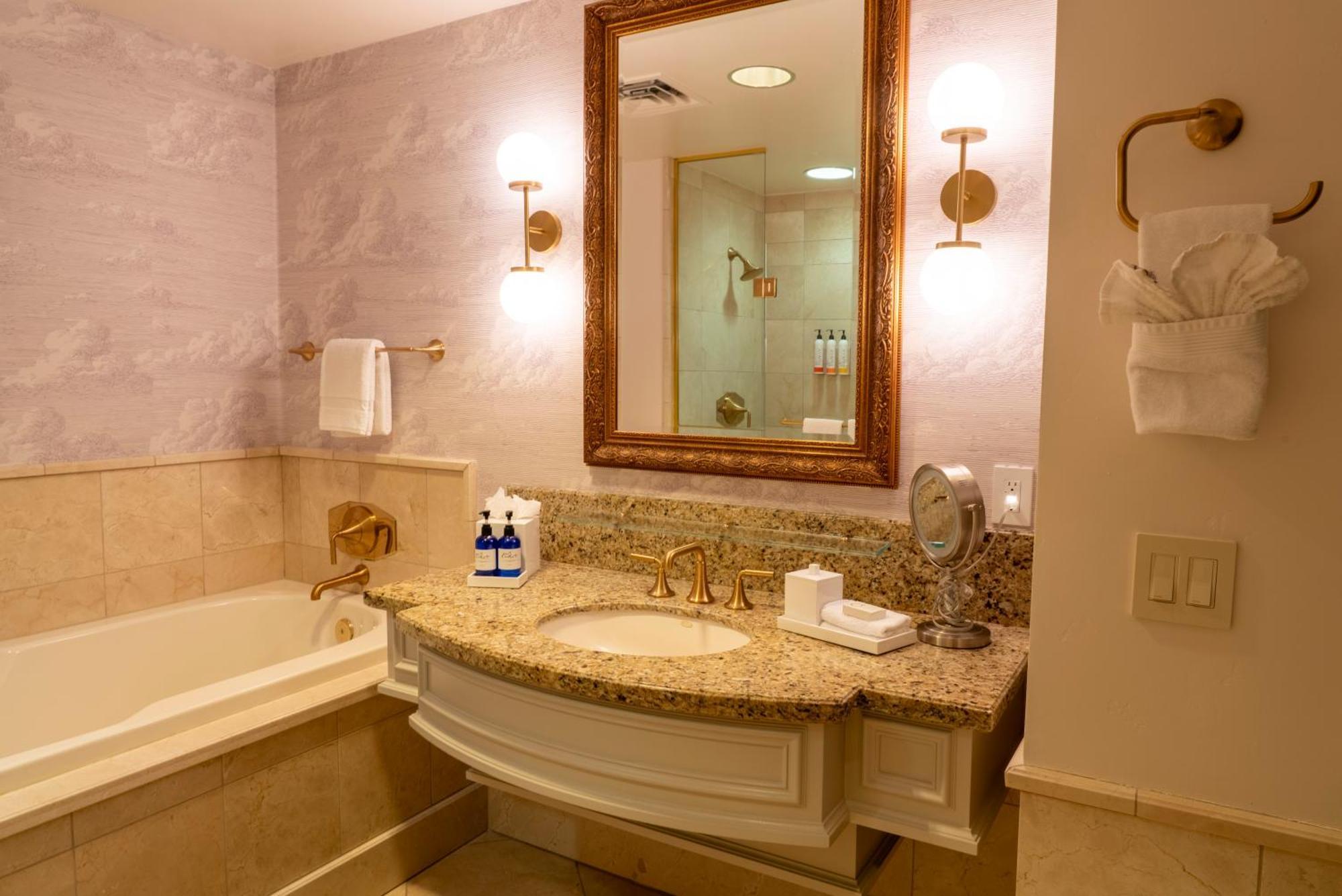 Deluxe Queen Room with Two Queen Beds,1730050304:JPEG