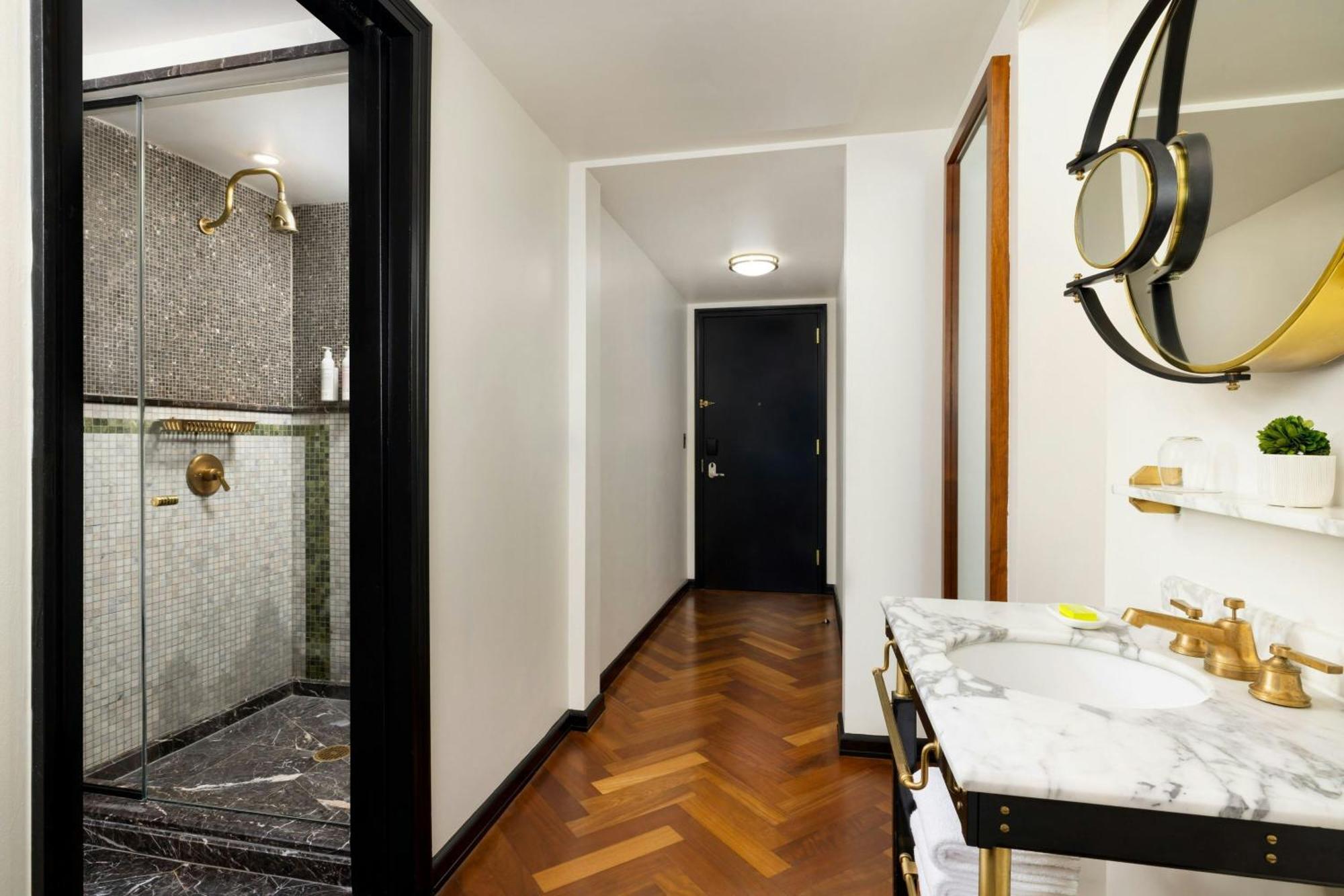 Classic King Reserve Room w or Foyer Entrance