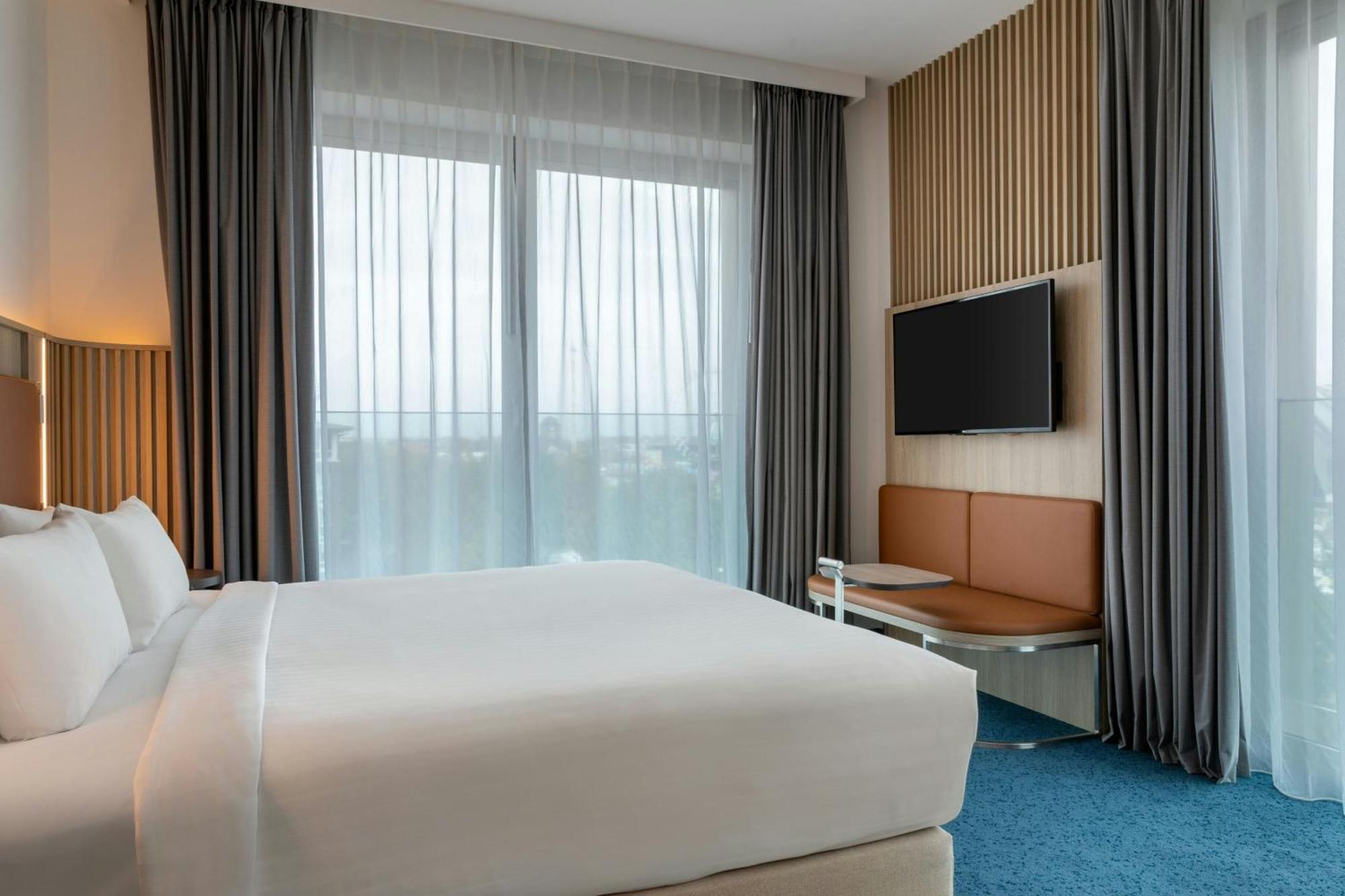 Comfort Room, Guest Room, 1 King, Lloyd Building