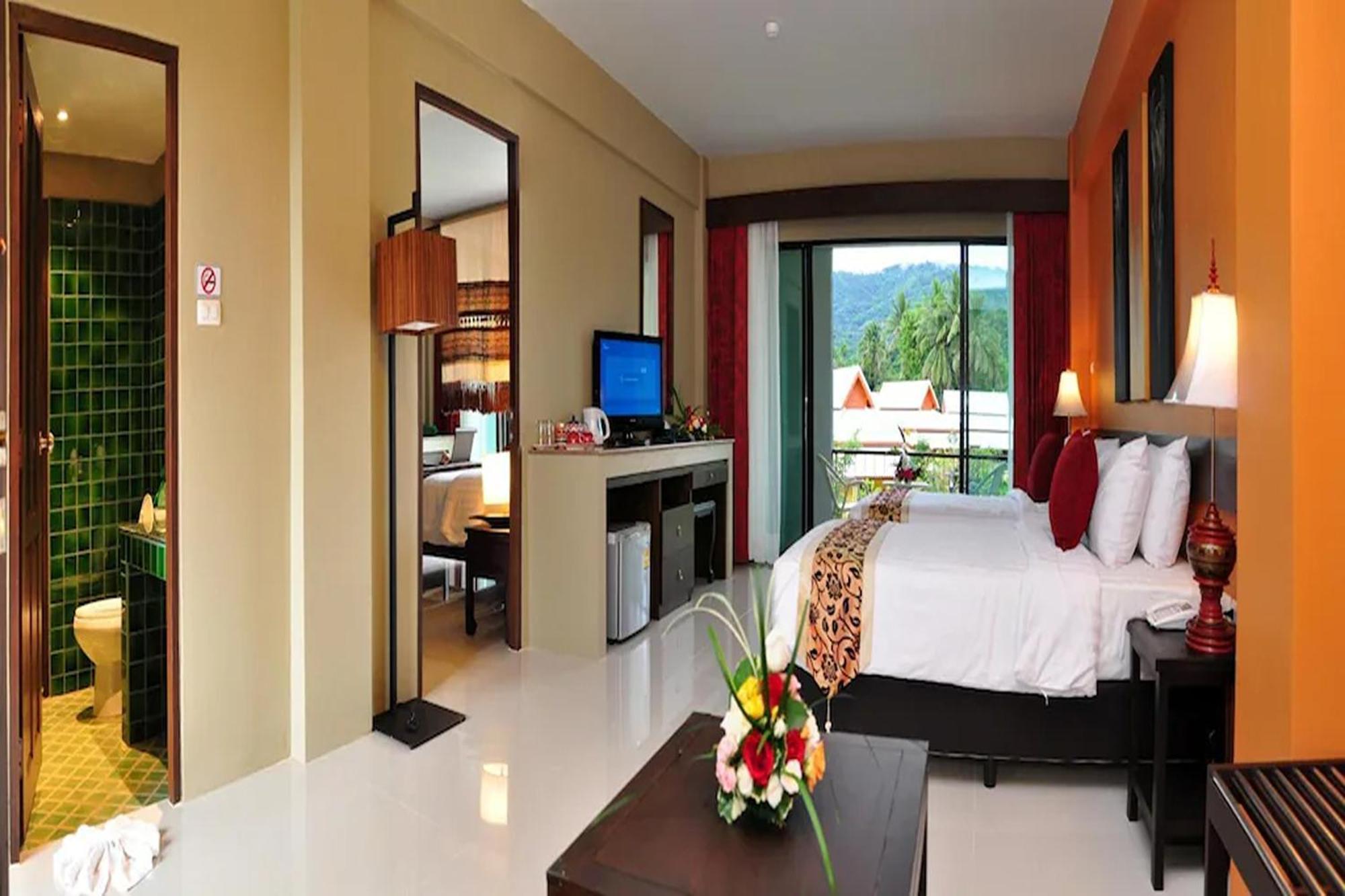 Family Room with Mountain View,1739402128:JPEG