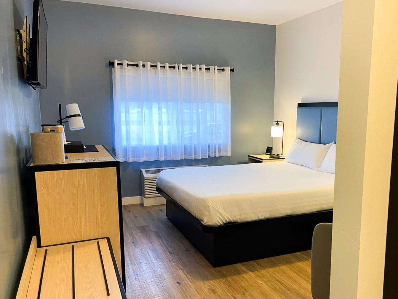 Deluxe Double Room Shower