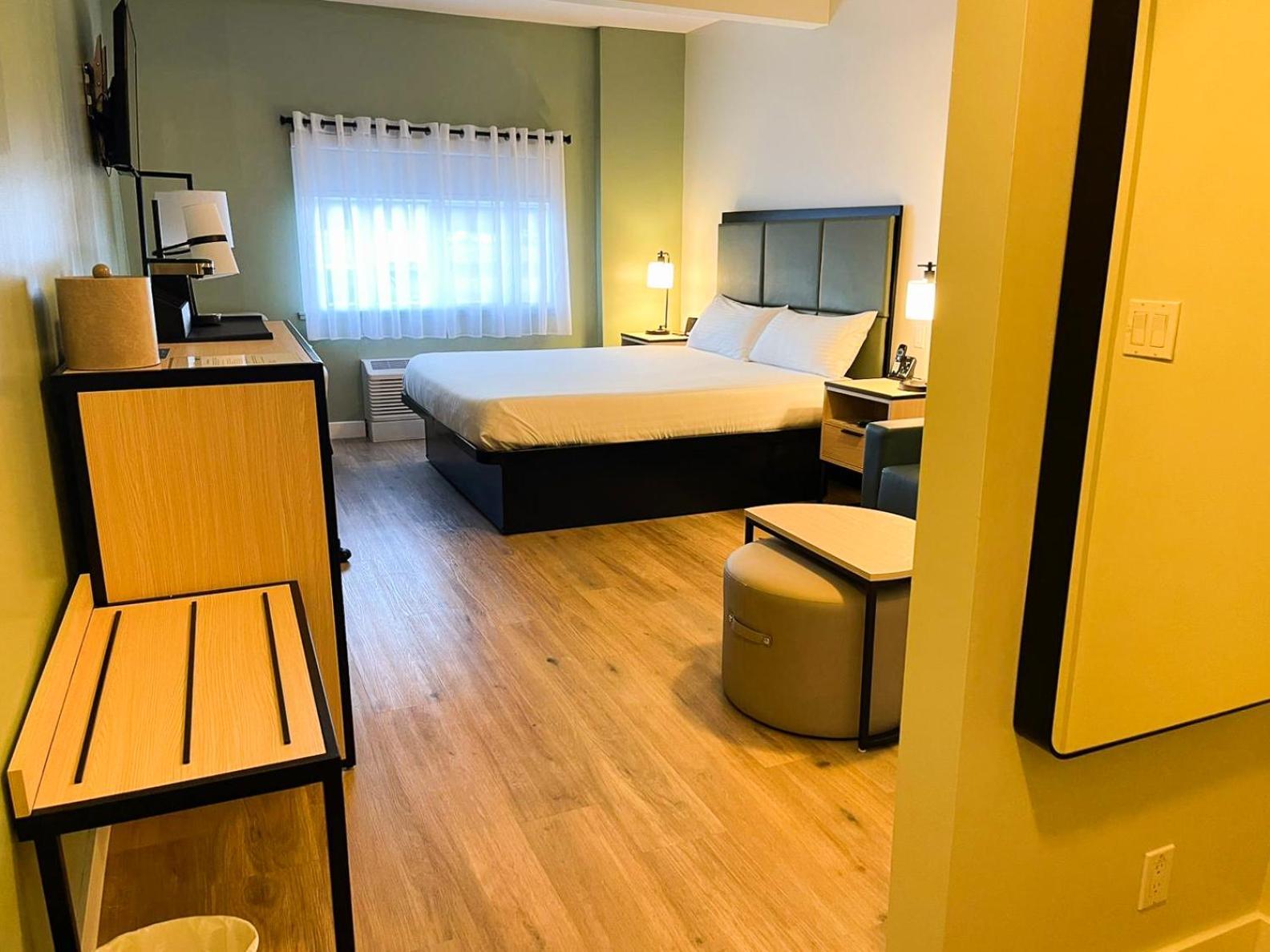 Deluxe Double Room Shower