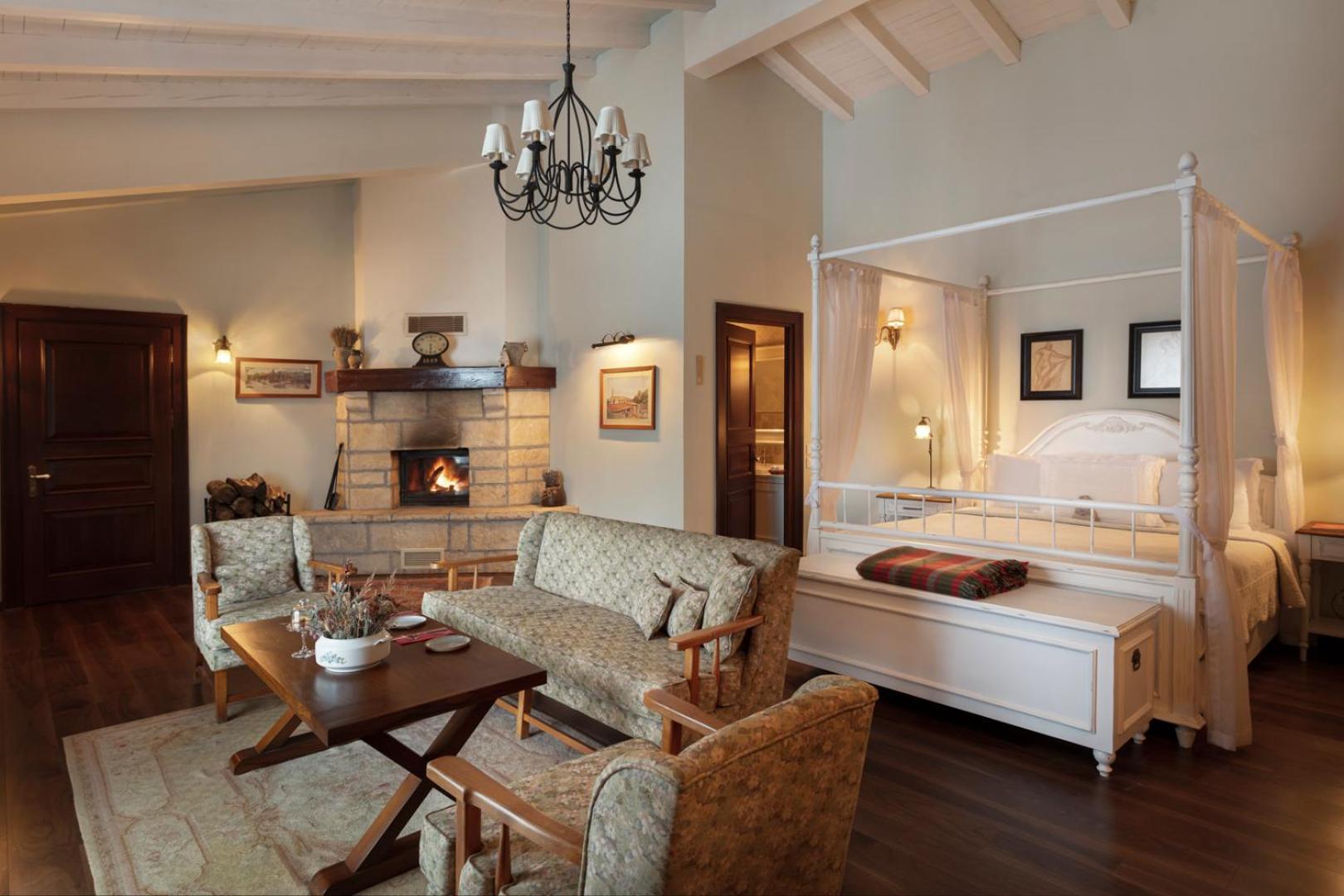 Suite Fireplace & Forest View,1739538804:JPEG