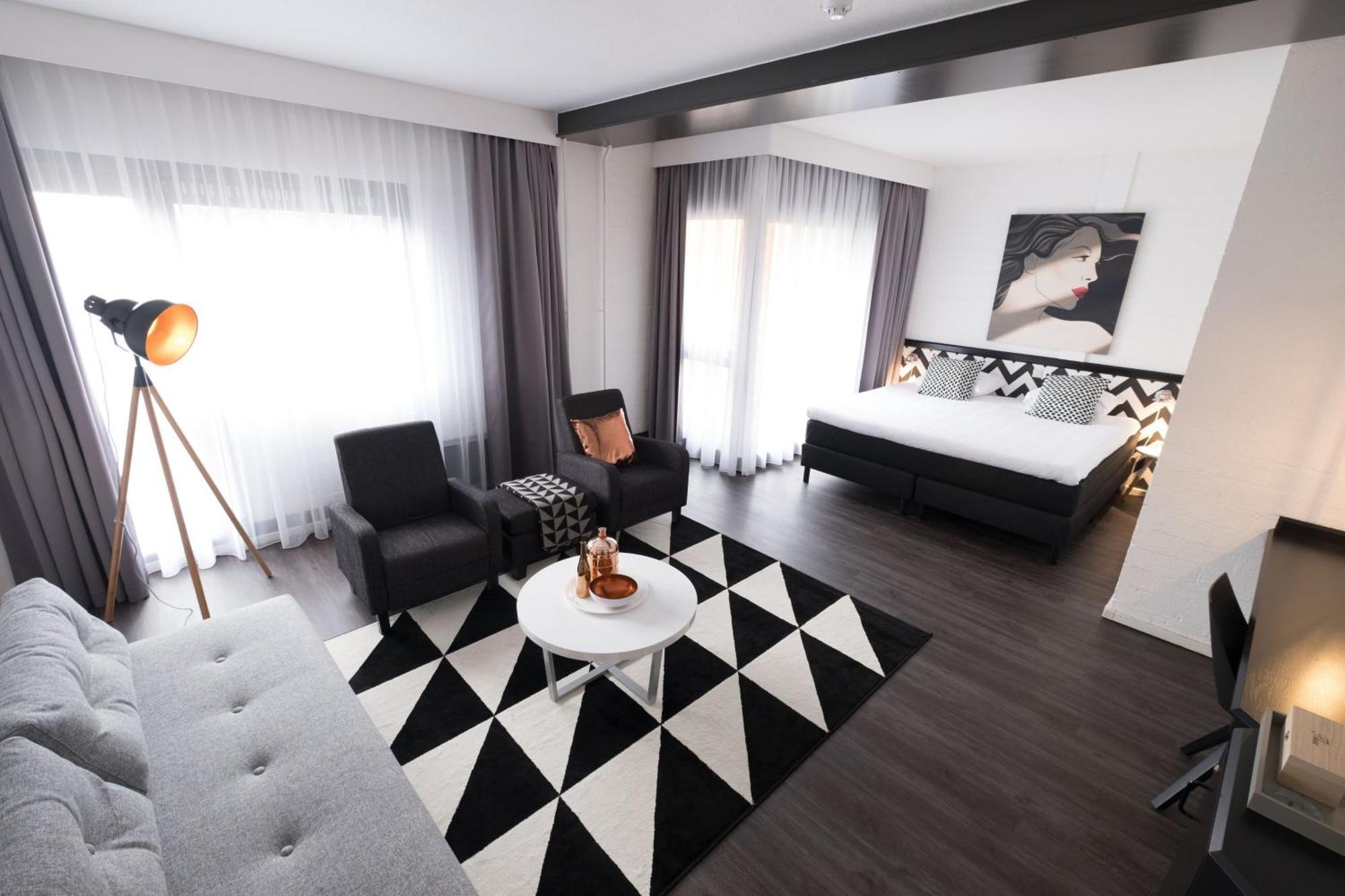 Suite 1 Double Bed,1742572634:JPEG