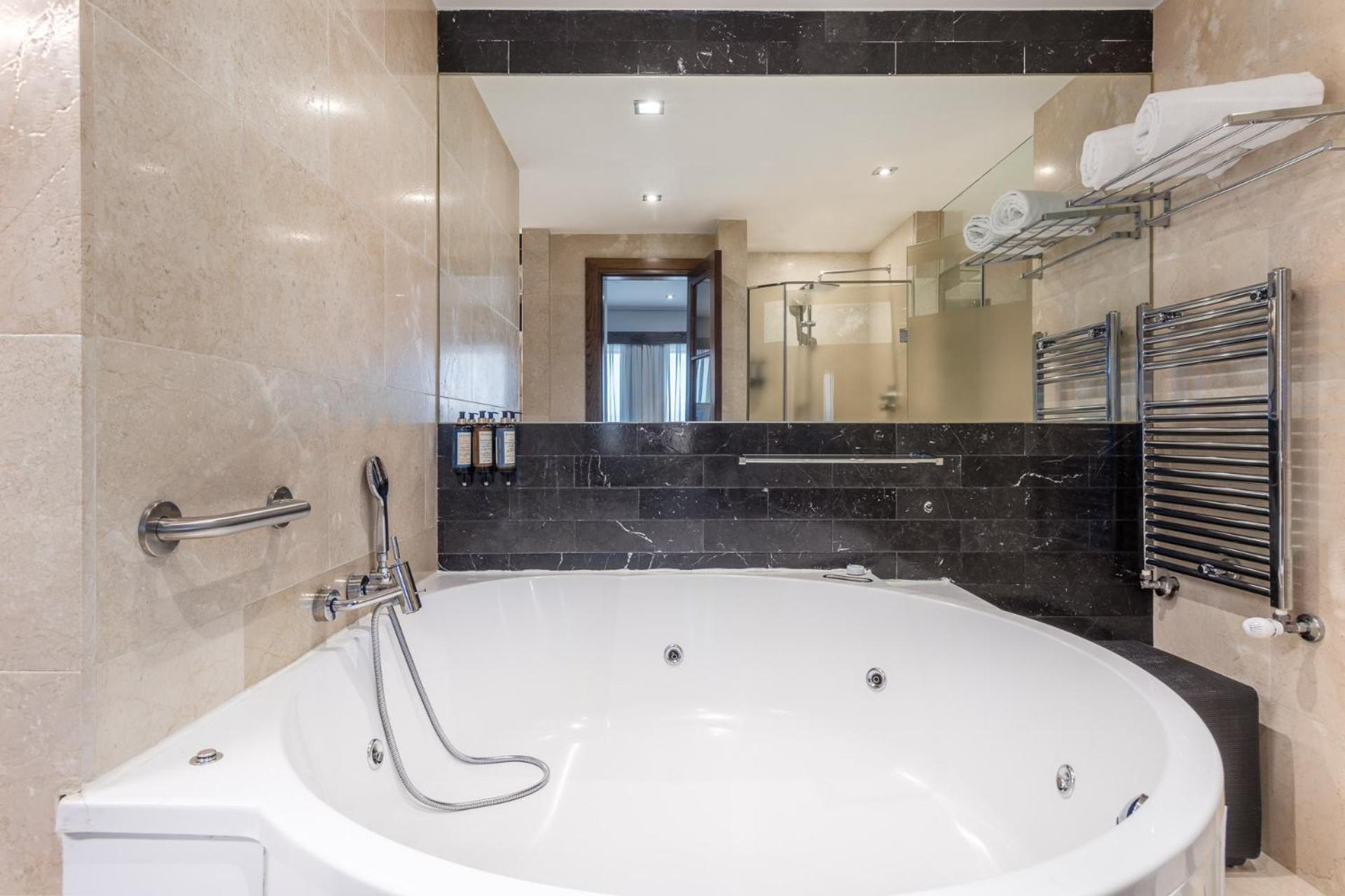 Premium Suite Hot Tub