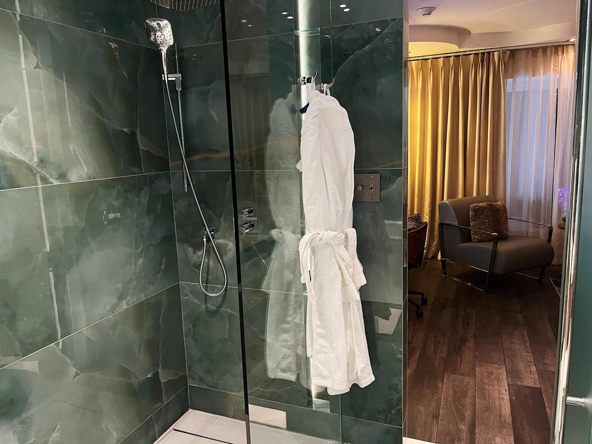 Deluxe Suite Spa Bath