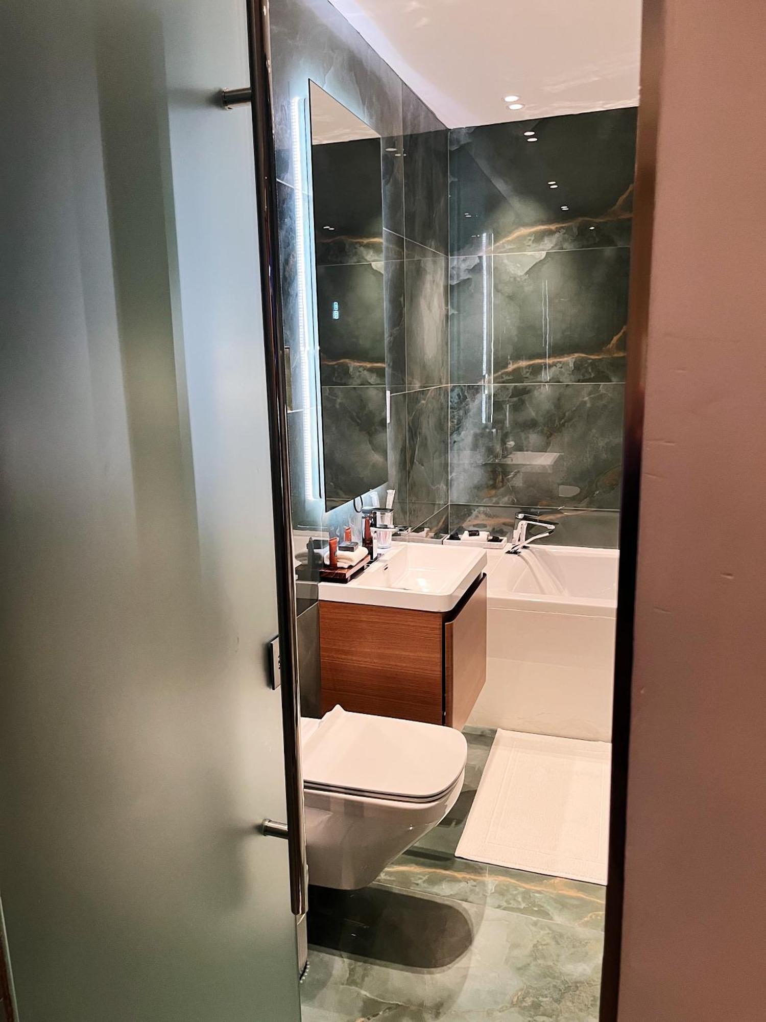 Deluxe Suite Spa Bath