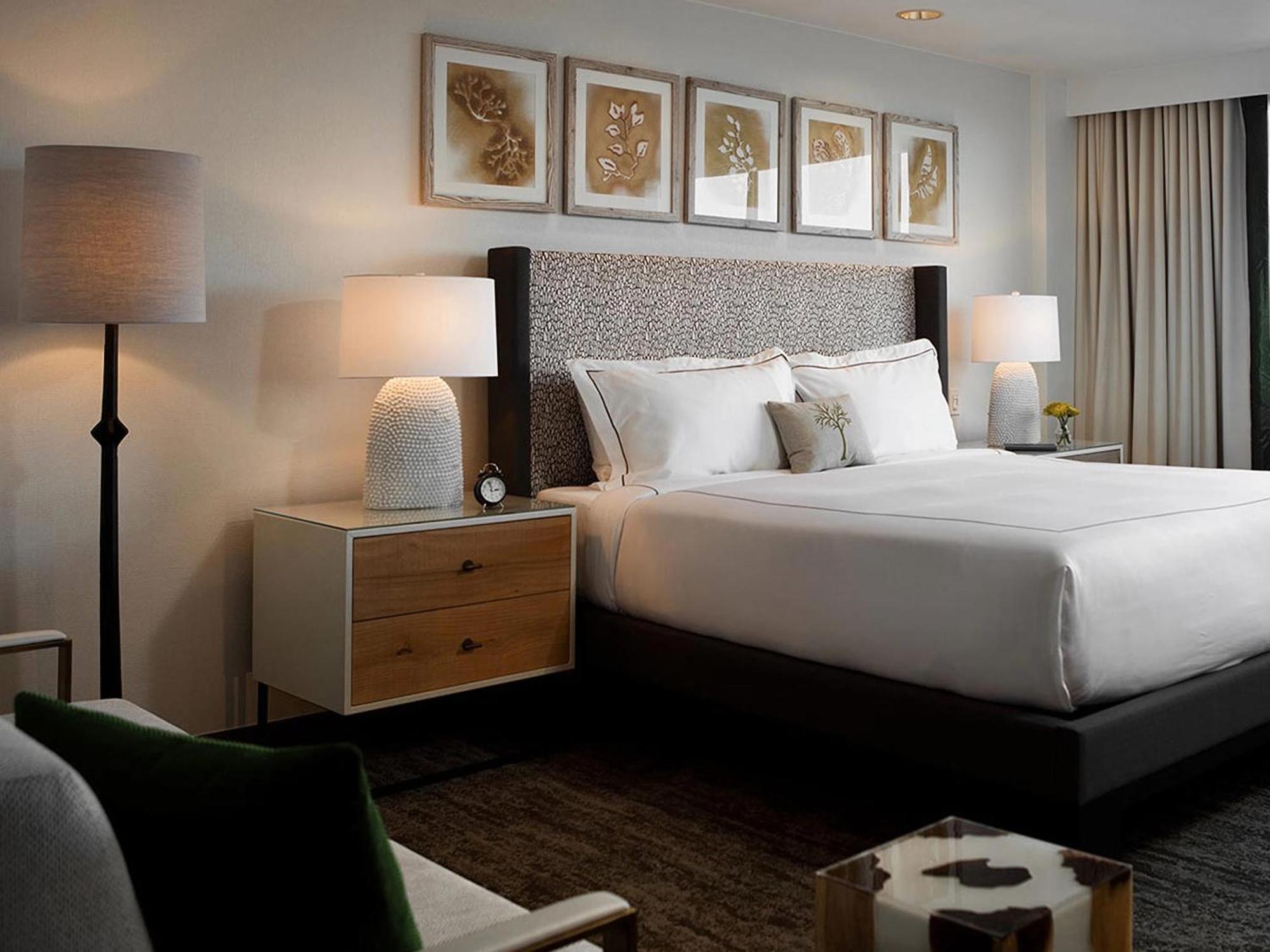 Deluxe King Room-Accessible