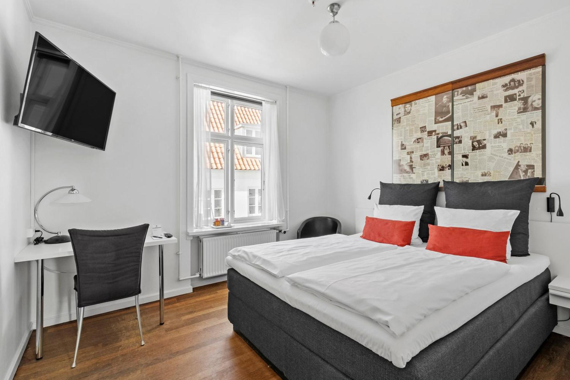 Habitación con cama grande