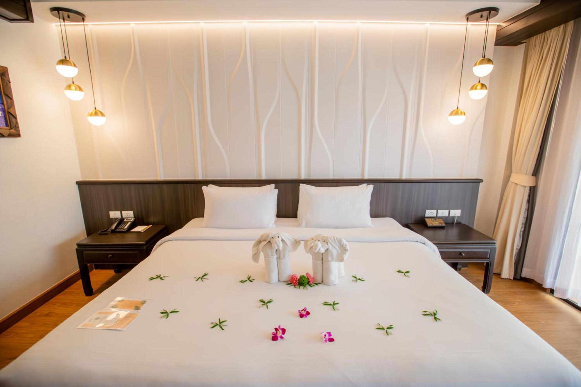 Deluxe Double or Twin Room with Pool View