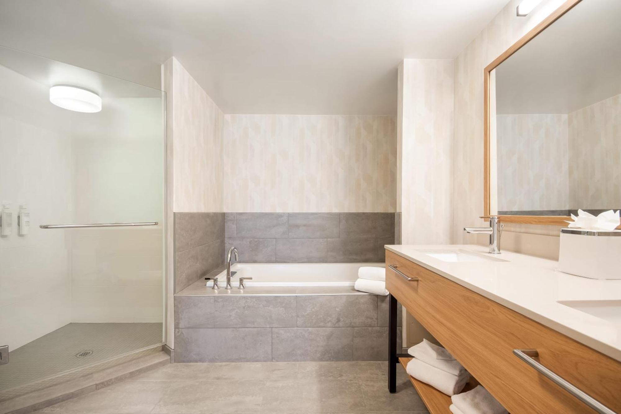 One-Bedroom King Suite with Whirlpool - Non-Smoking