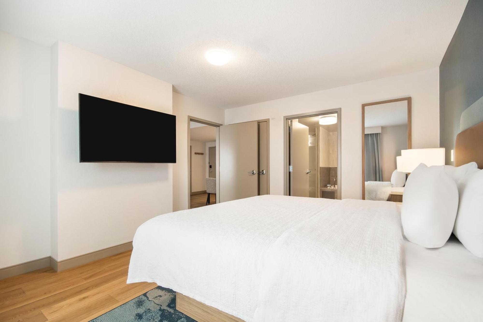 One-Bedroom King Suite Whirlpool Non-Smoking
