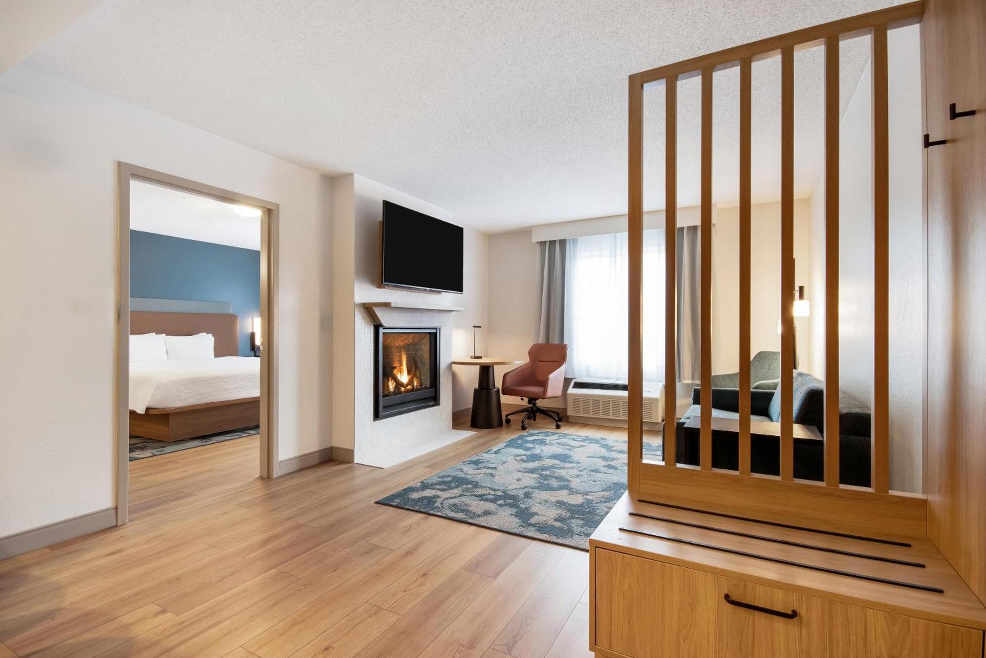 One-Bedroom King Suite Whirlpool Non-Smoking