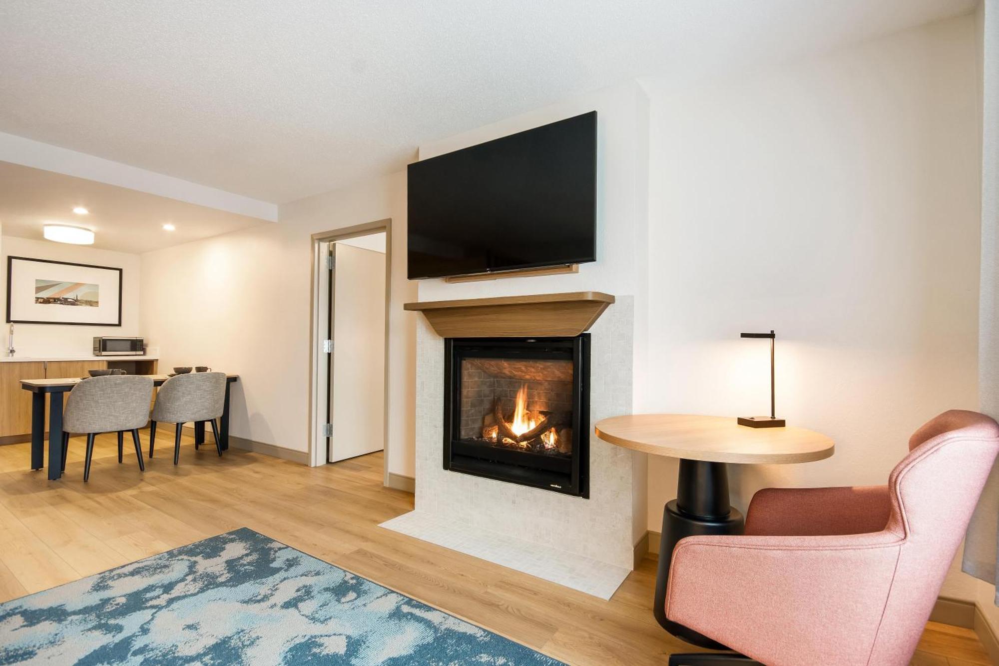 One-Bedroom King Suite Whirlpool Non-Smoking