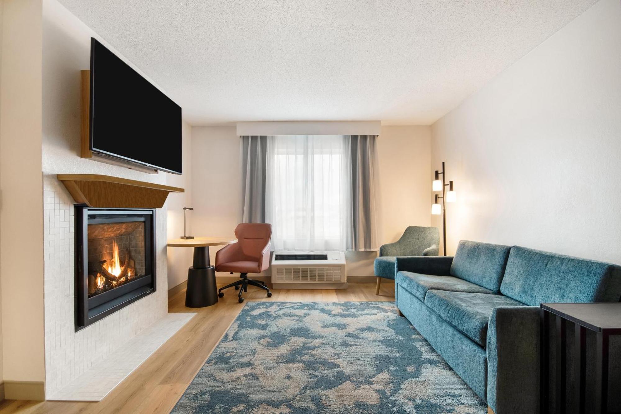 One-Bedroom King Suite Whirlpool Non-Smoking