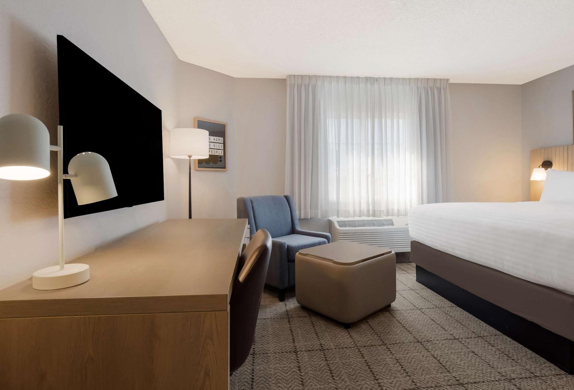 Queen Studio Suite with Bathtub - Mobility Accessible