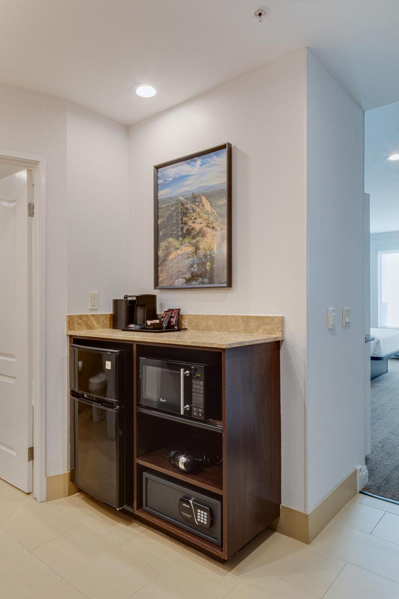 Deluxe Queen Suite