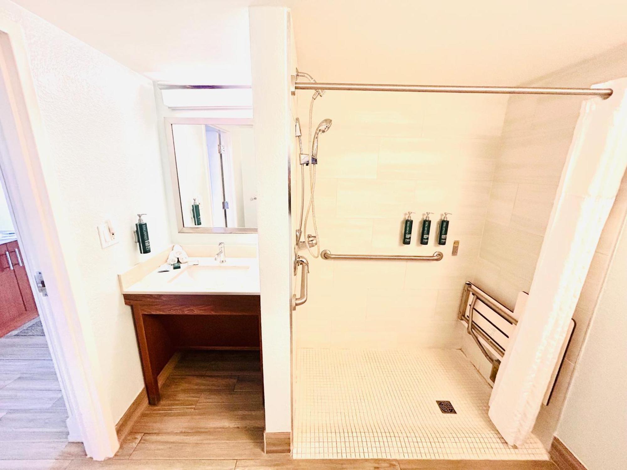 Queen Room Two Queen Beds Roll Shower Mobility Access