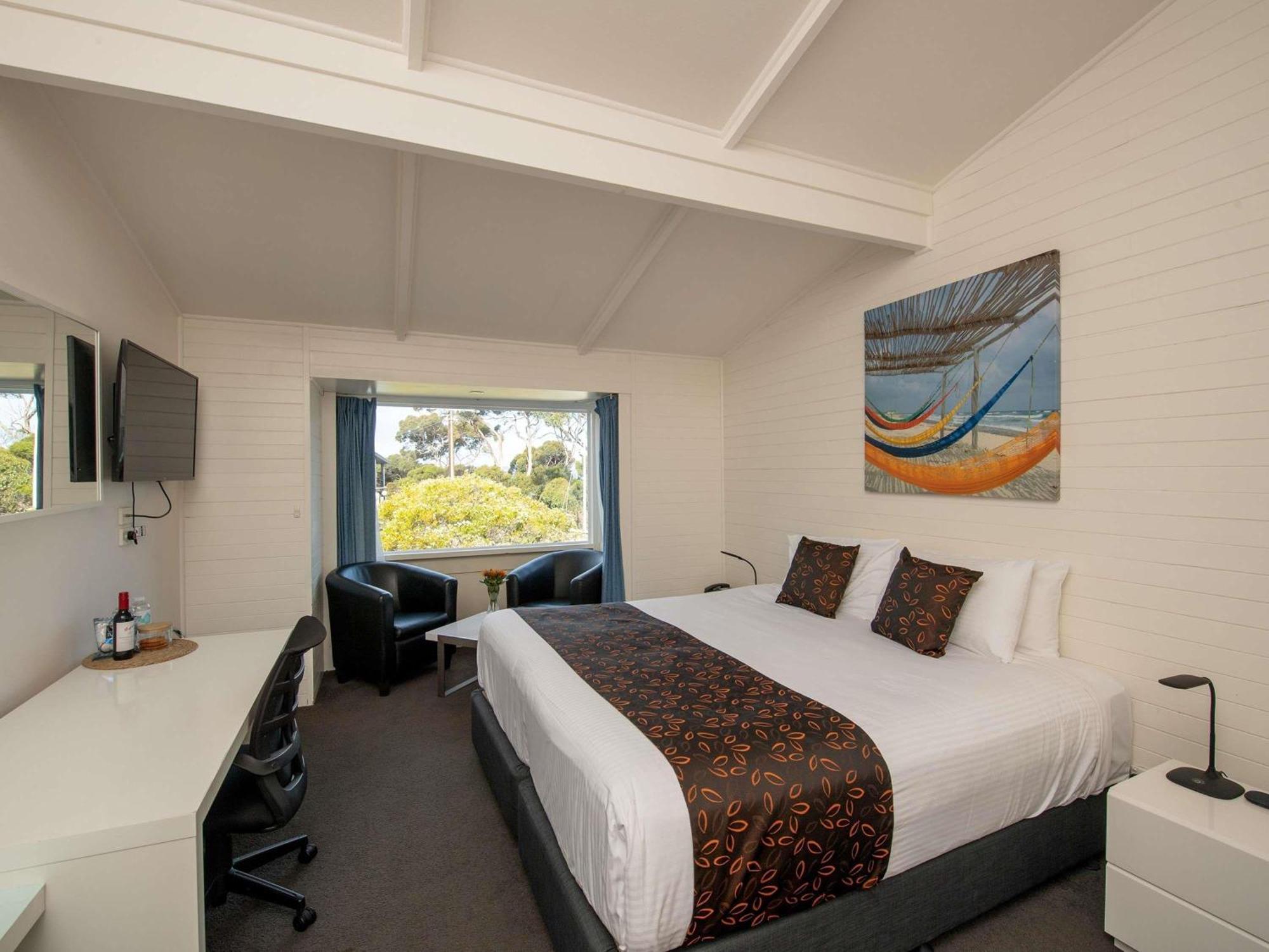 Superior Queen Room with Pool View