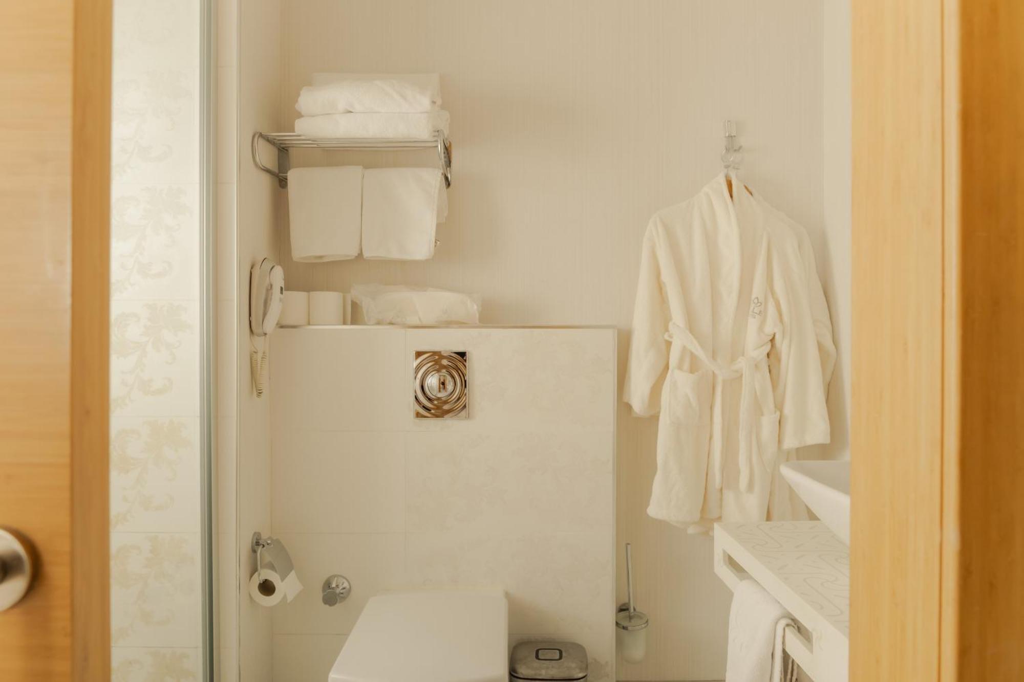 Honeymoon Suite,1742776223:JPEG