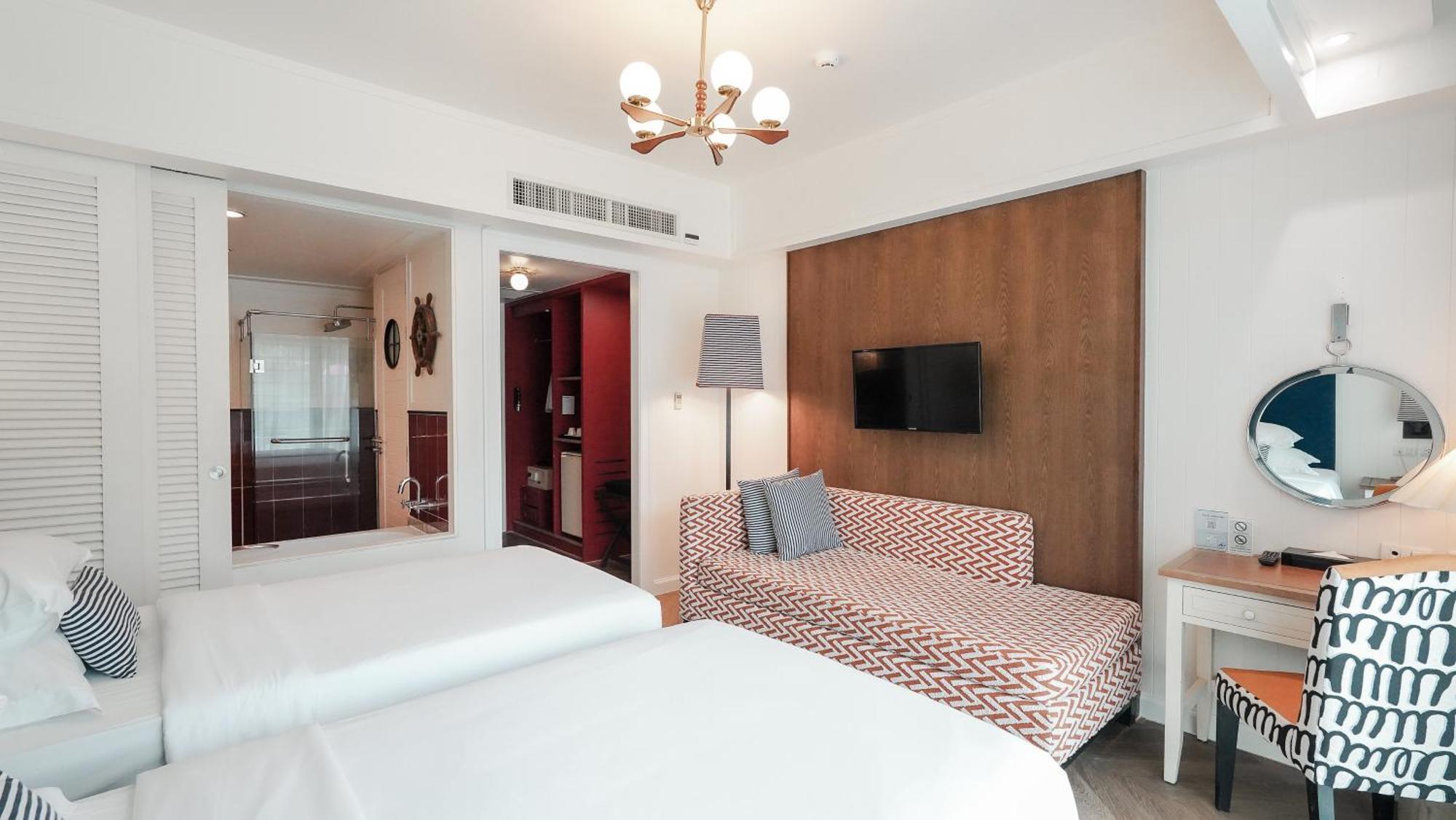 Deluxe Double Room Pool View