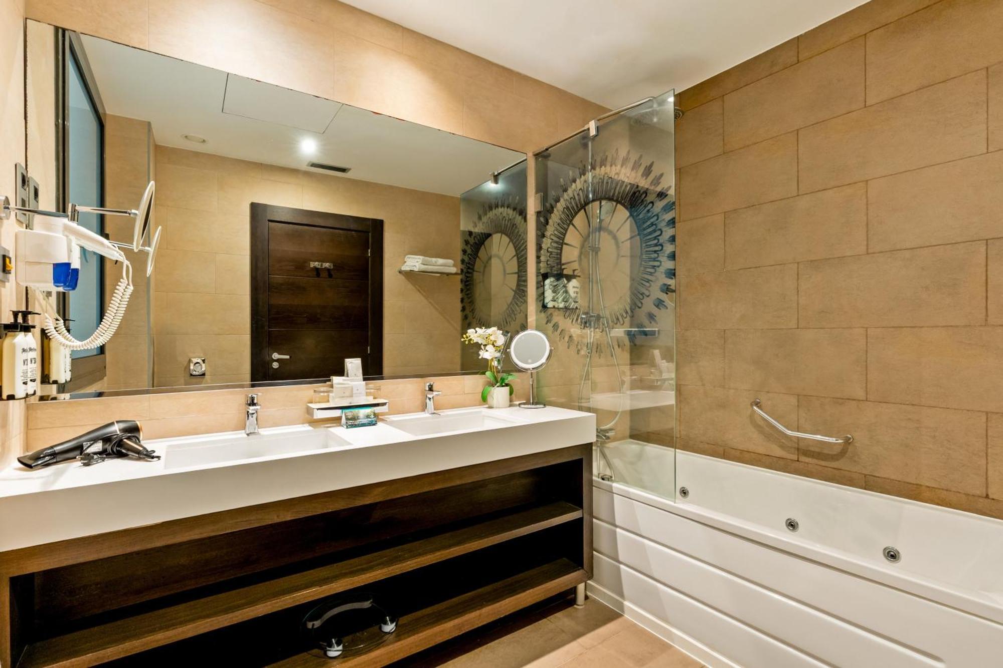 Executive Queen Room - Non-Smoking,1742800065:JPEG