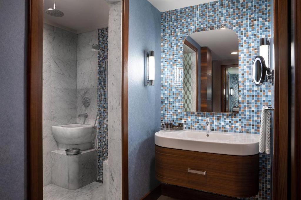 Club Room Executive Lounge Access