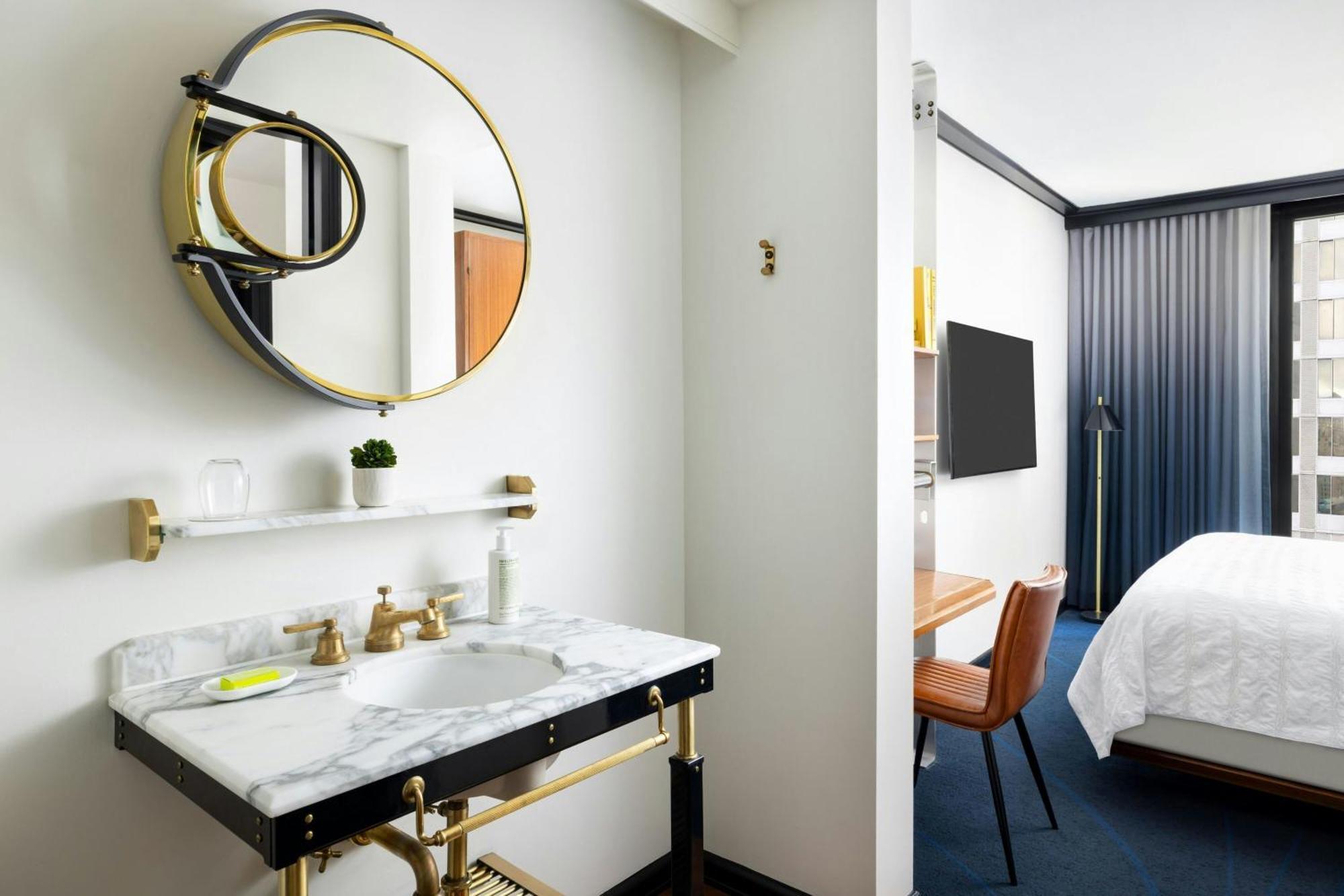 Classic King Reserve Room w or Foyer Entrance
