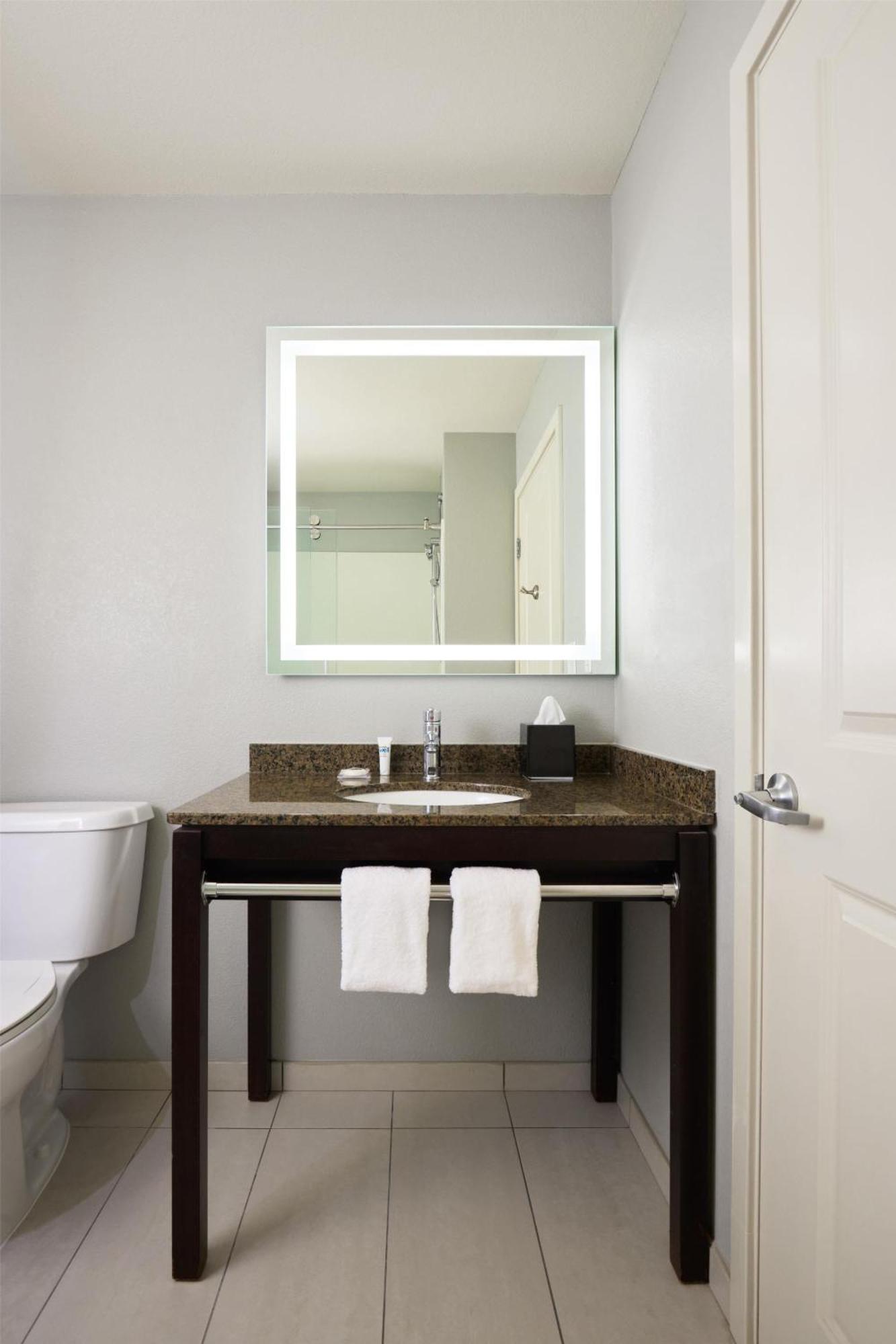 King Room with Bath Tub - Mobility Accessible,1742843544:JPEG