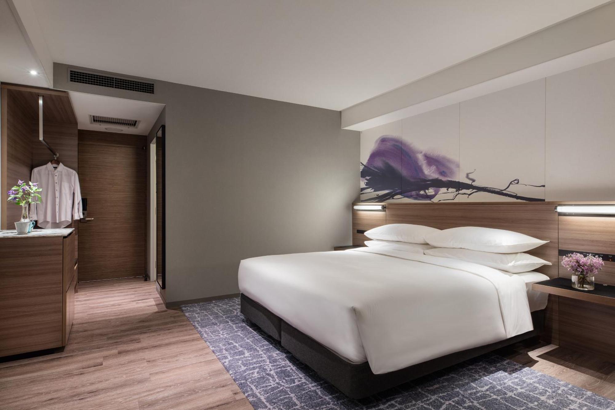 Superior King Room with Sofa Bed and City View