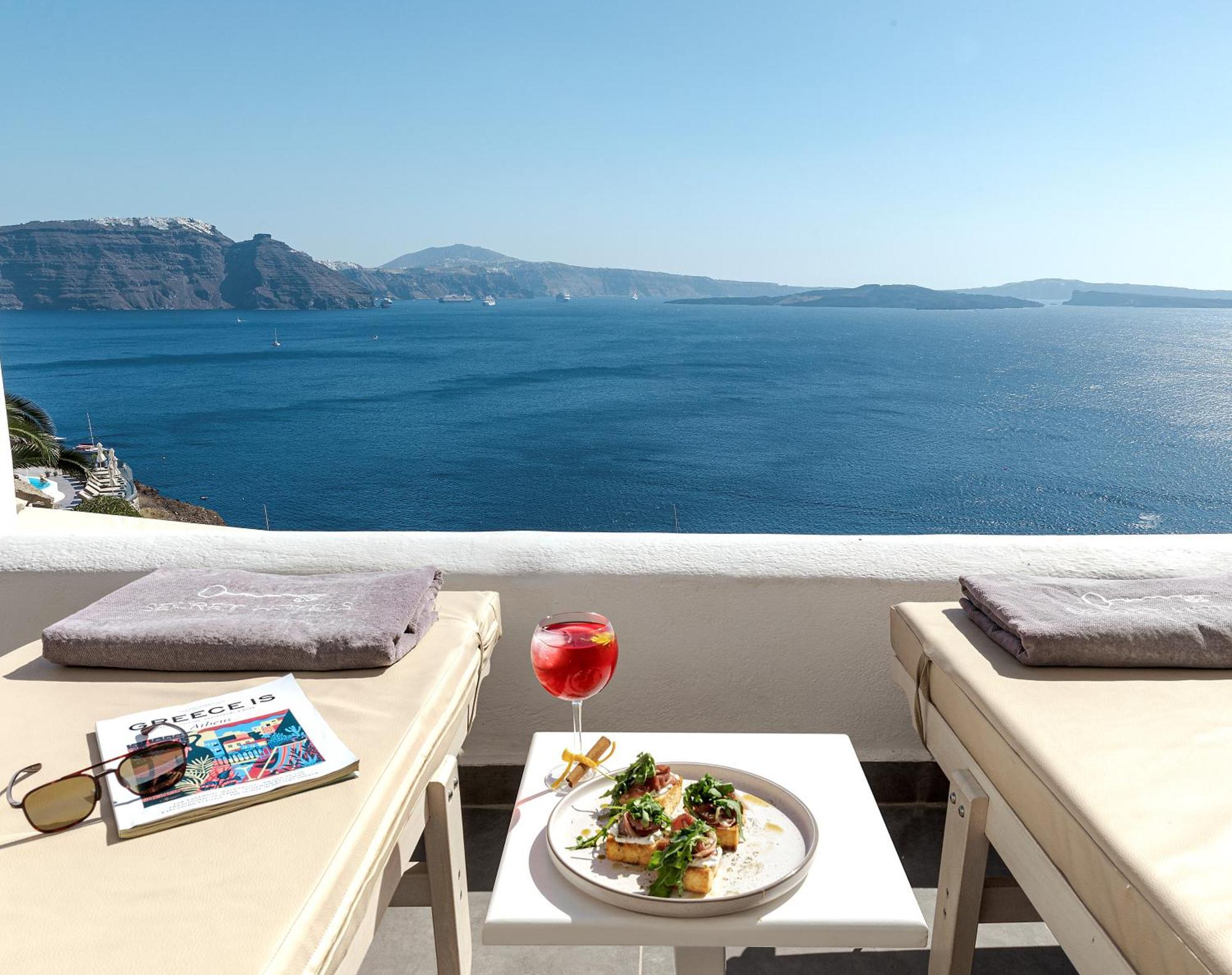 Honeymoon Suite with Private Hot Tub and Caldera View,1742881928:JPEG