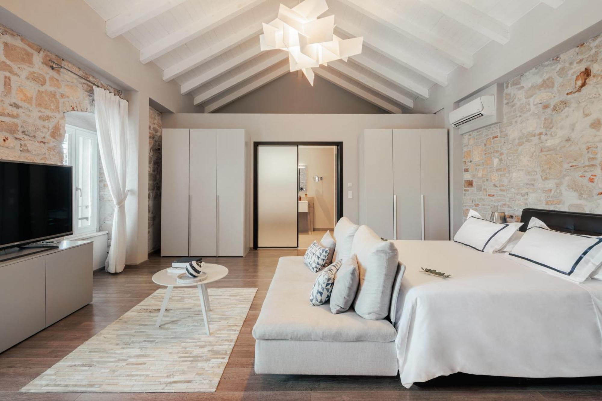 Luxury Harbour Suite