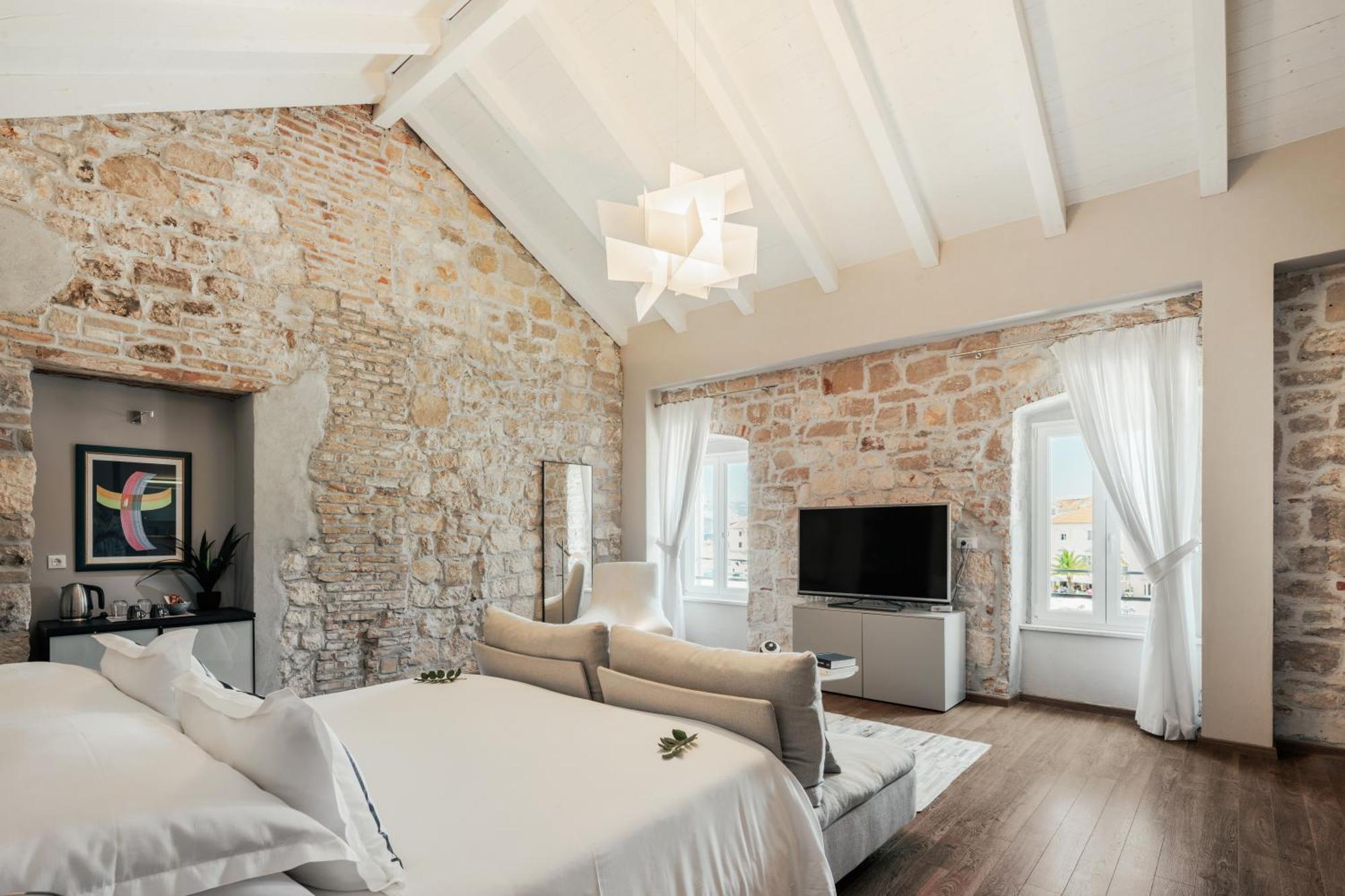 Luxury Harbour Suite