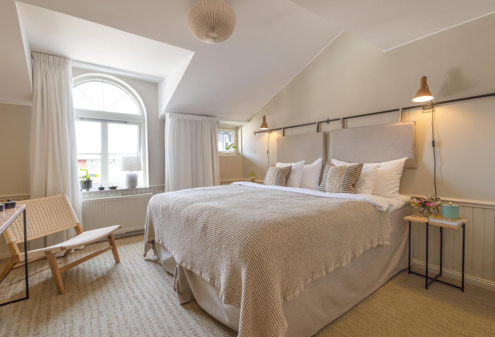 Small Double Room,1743221922:JPEG