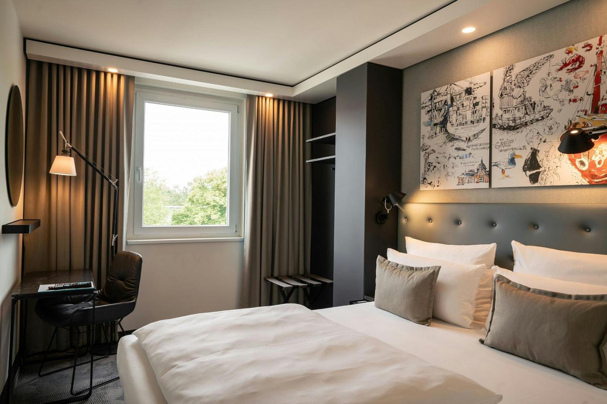 Room Queen Size Bed