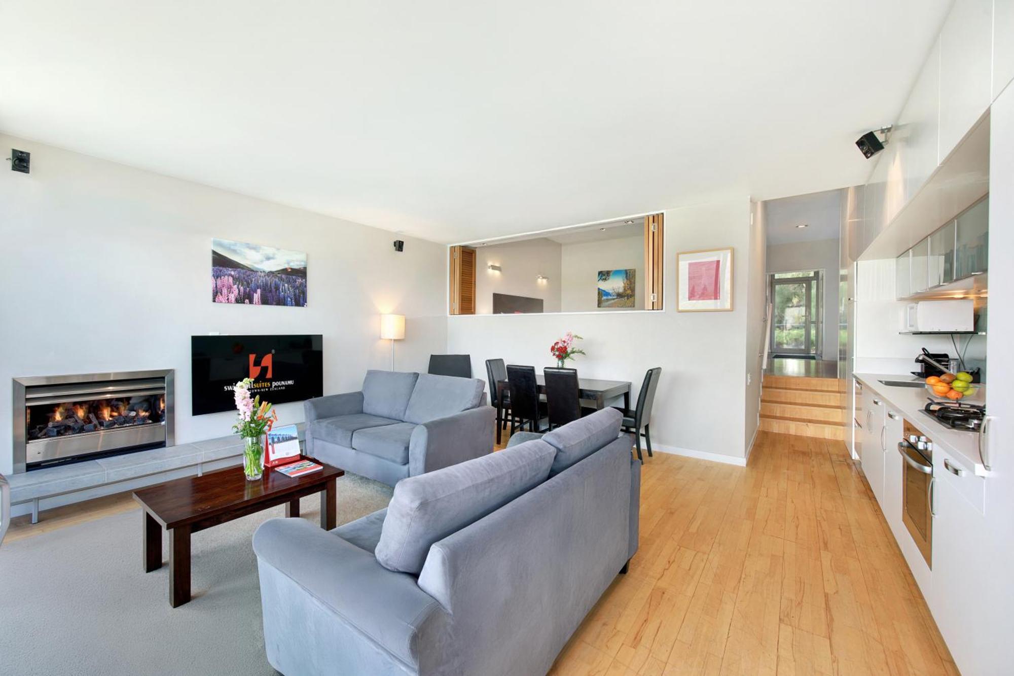 Lake View One Bedroom Apartment Balcony
