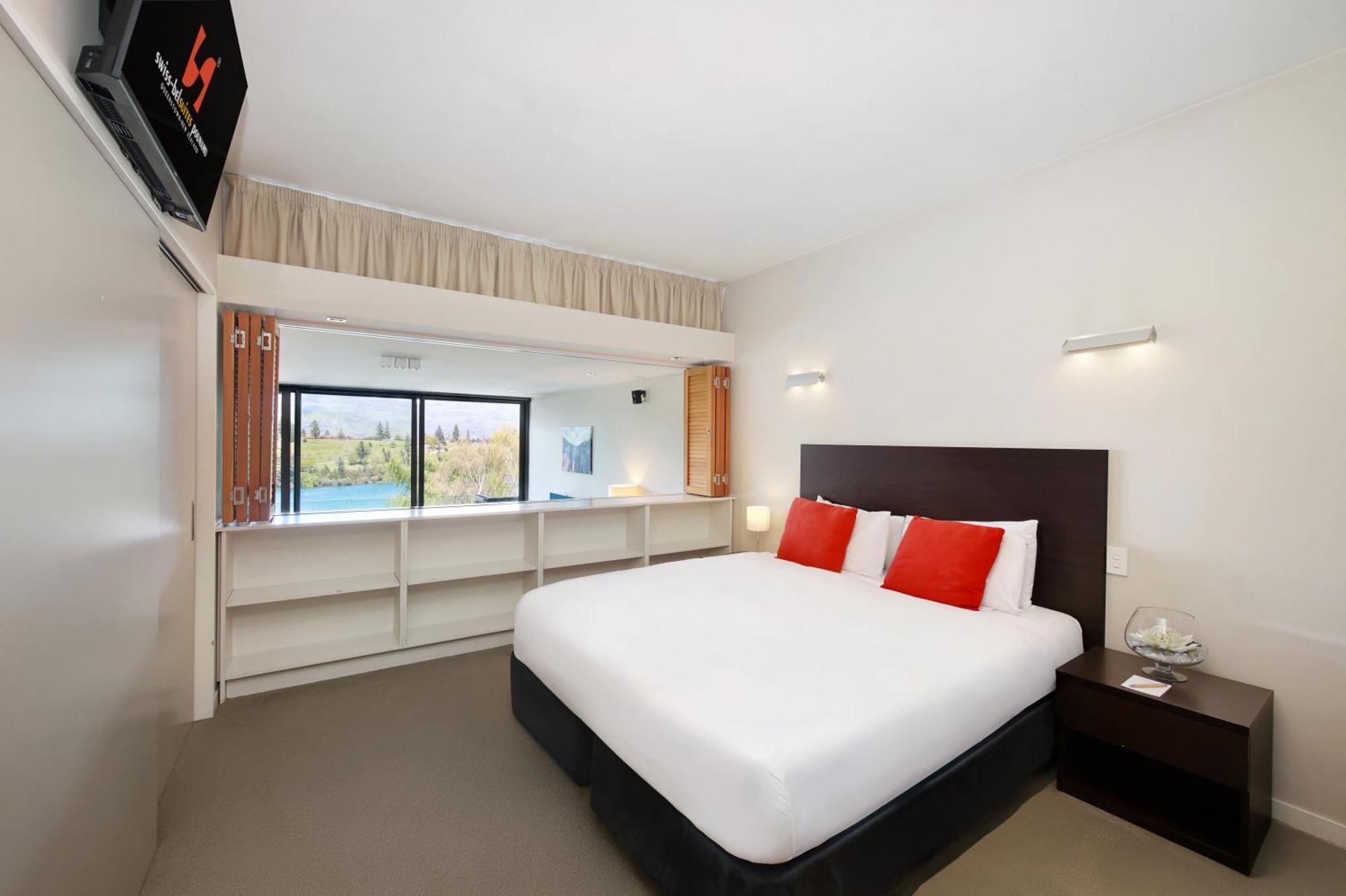 Lake View One Bedroom Apartment Balcony