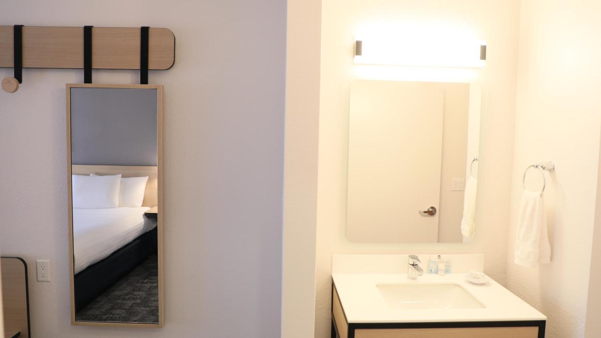 Renovated Deluxe King Room,1746848046:JPEG