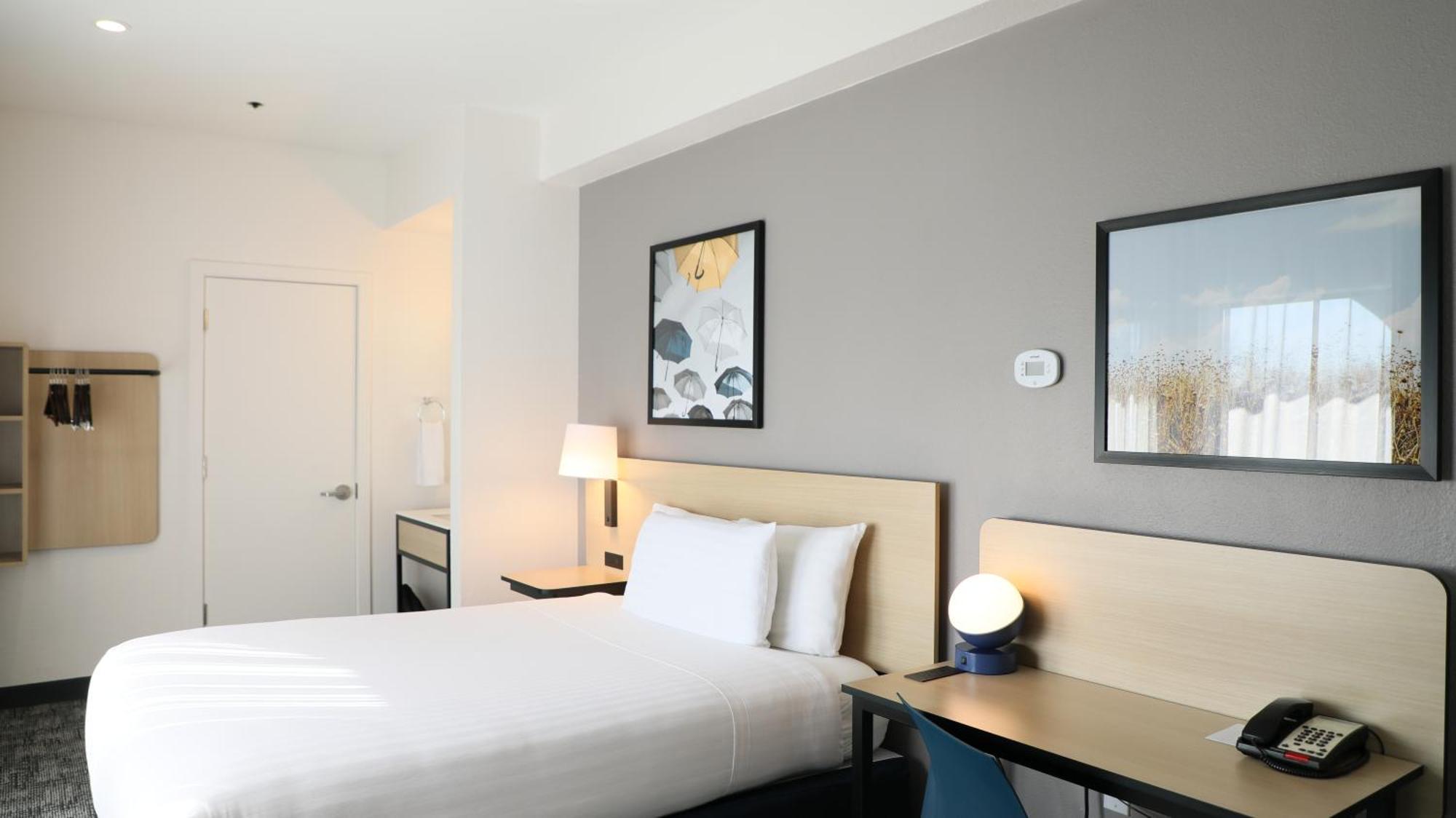 Standard Queen Room