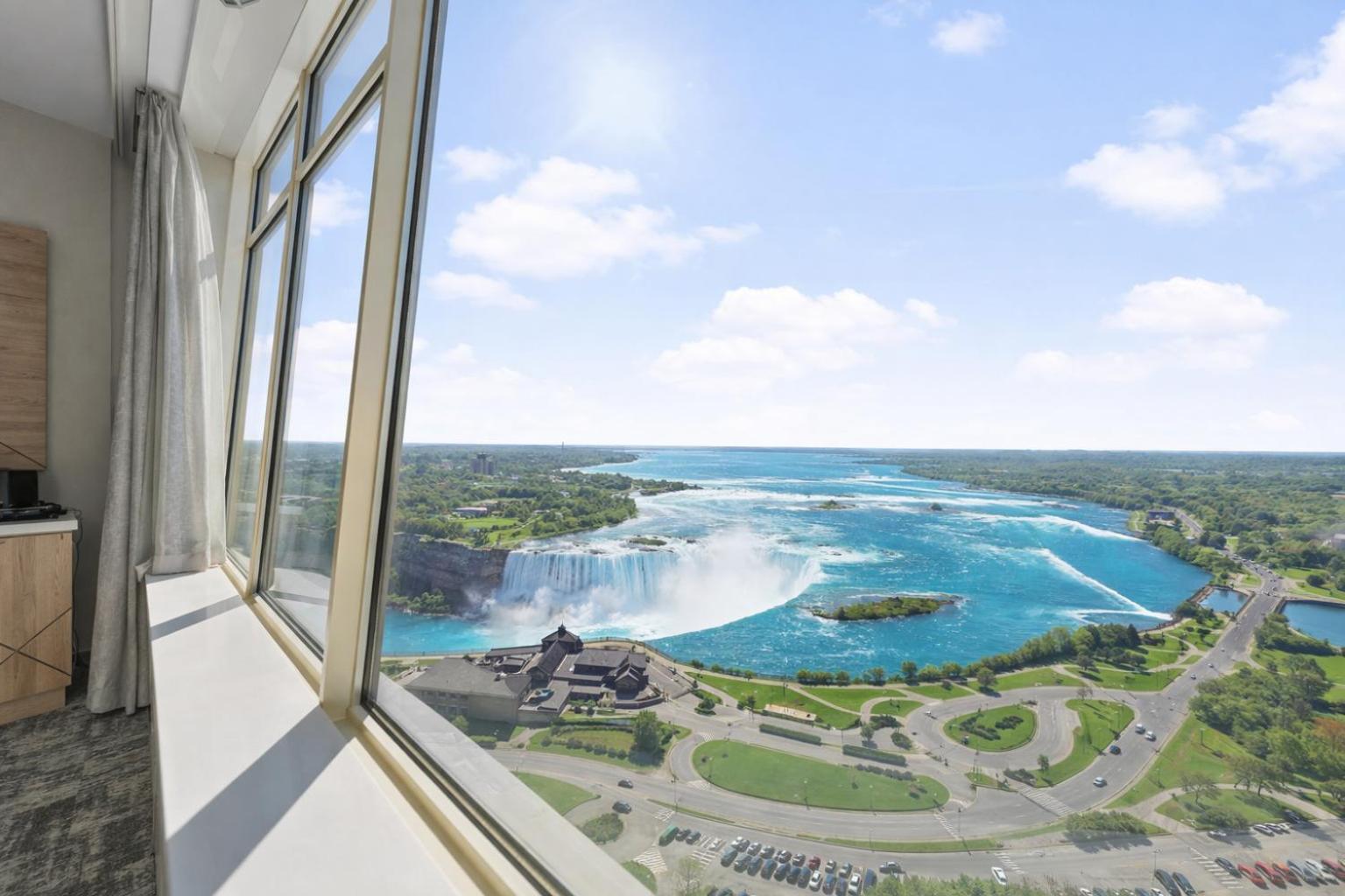 Tower King Canadian Fallsview Room