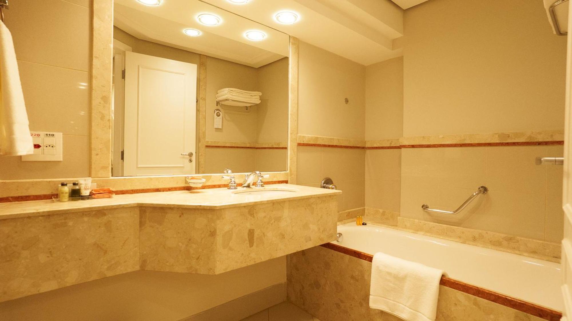 Family Room Bath,1746861182:JPEG