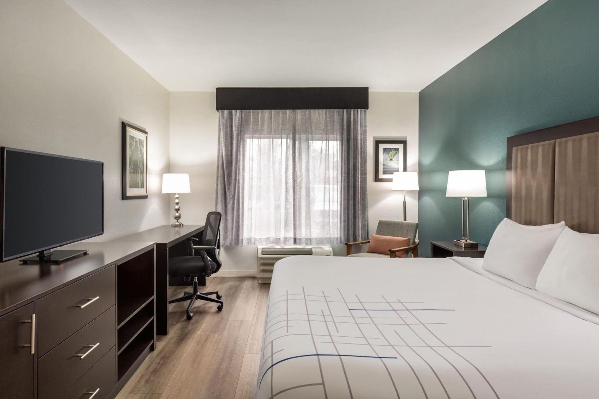 Queen Room with Two Queen Beds and Bath Tub - Mobility/Hearing Accessible - Non-Smoking,1746869200:JPEG