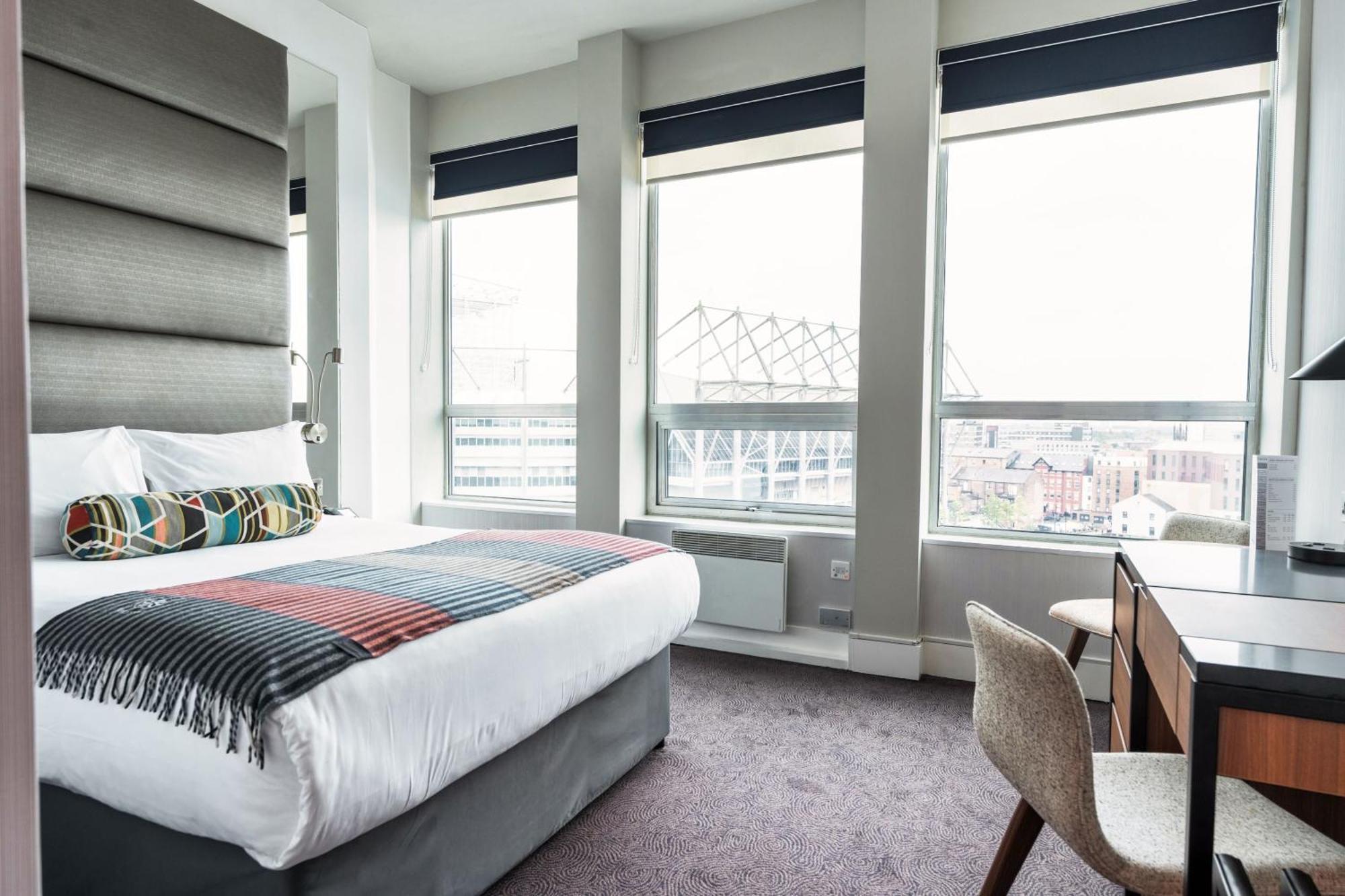 Standard Room, 1 King Bed, Stadium View