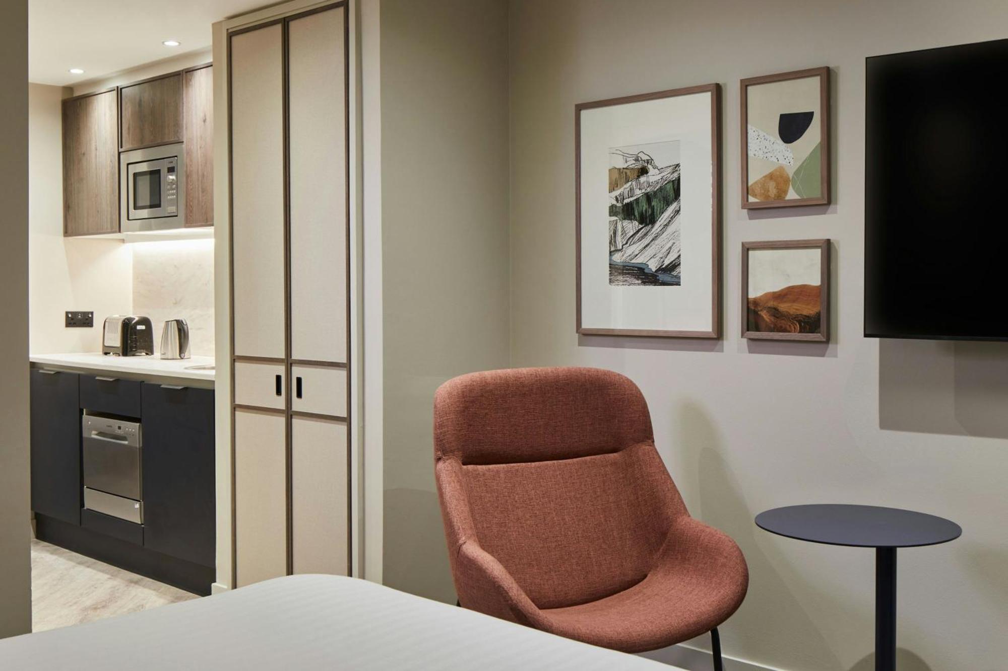 Queen Studio,1746878270:JPEG