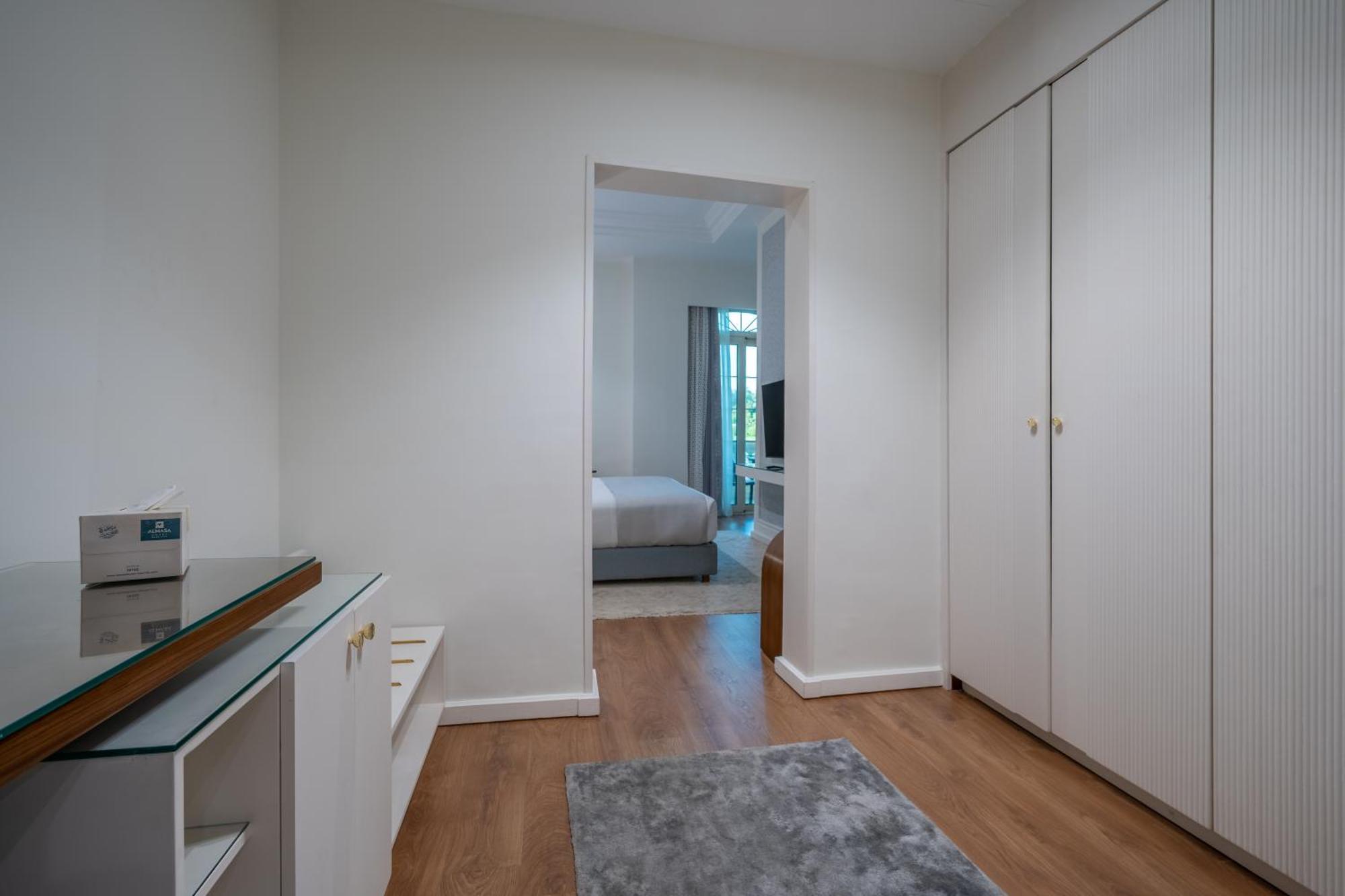 Executive Suite,1746881284:JPEG