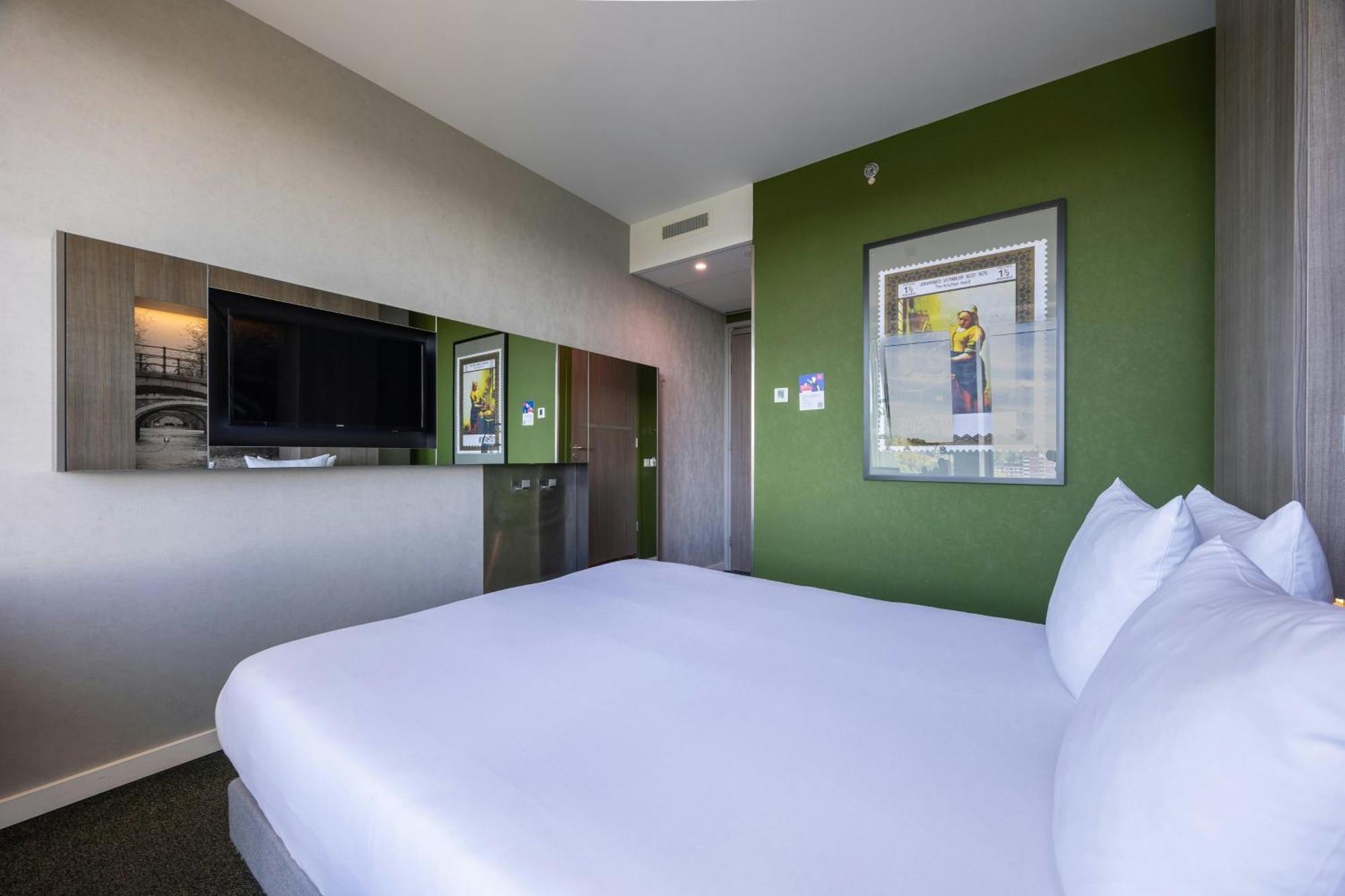 Deluxe Room 1 Queen Bed