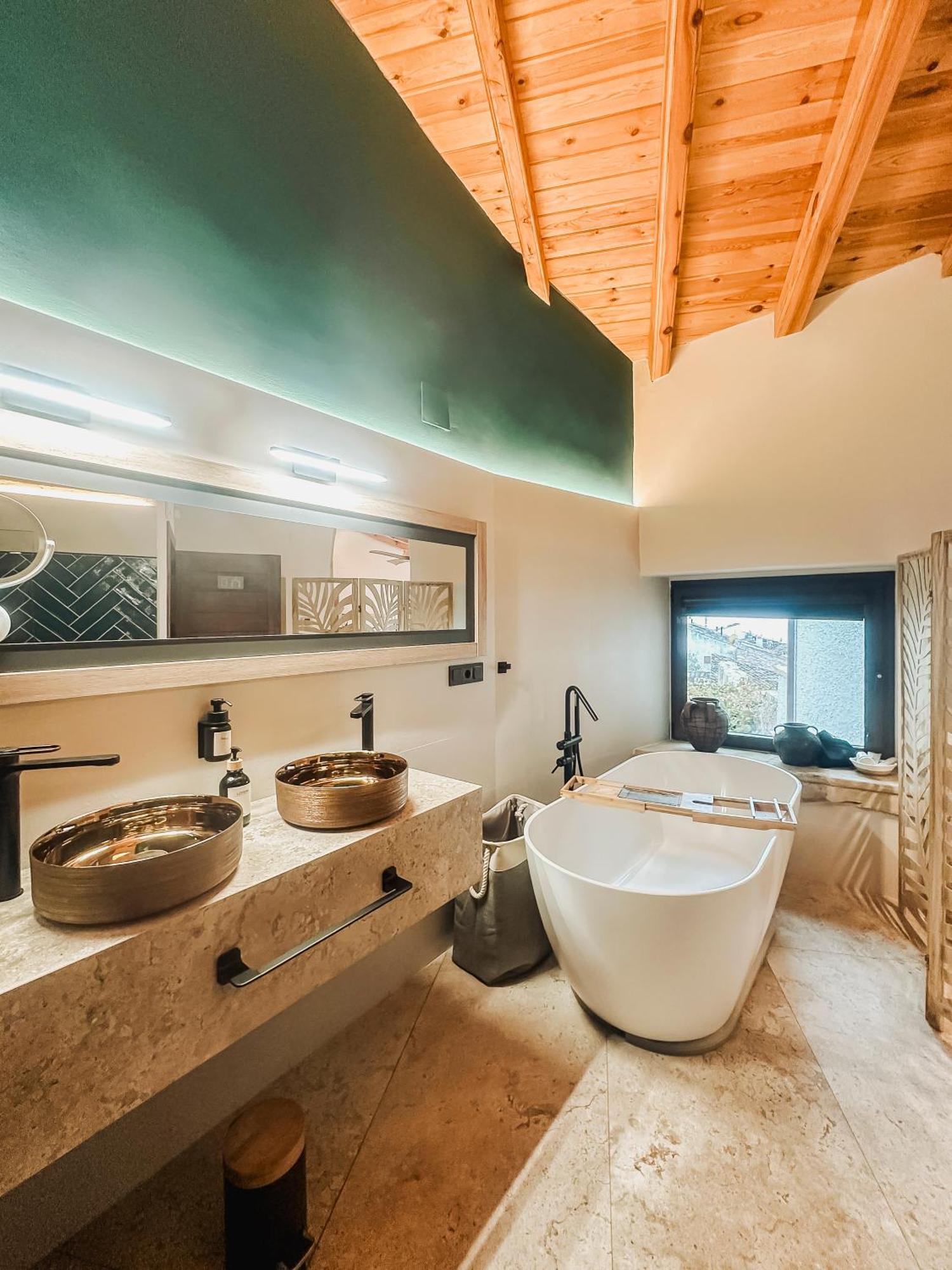 Deluxe Double Room Terrace Fireplace Bathtub
