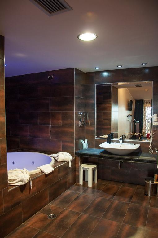 Queen Suite Spa Bath